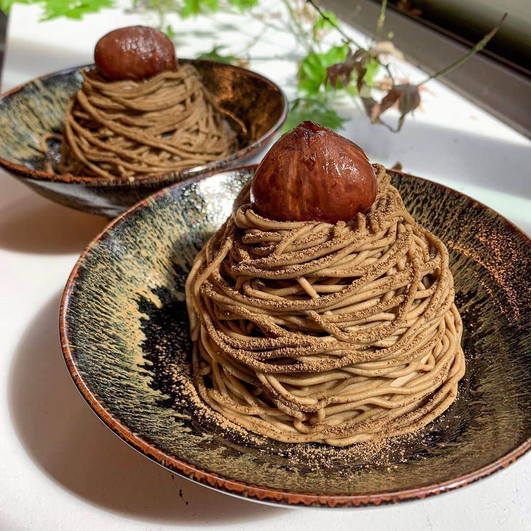あゆまっくすさんのインスタグラム写真 - (あゆまっくすInstagram)「﻿ ﻿ ◆焙じ茶モンブラン　1,200円(栗焙じ茶付き)﻿ ﻿ ﻿ 表参道の裏通りにあるティーサロン、カネ十農園で﻿ ほうじ茶のぷるぷるモンブランをいただきました。﻿ ﻿ つい揺らしたくなってしまう、ぷるんぷるんの自家製ほうじ茶プリンの上に栗餡とクリームチーズ﻿ ほうじ茶を練り込んだモンブランクリームが絞られています。﻿ ちょっぴりビターなオレンジピールが爽やかなアクセント🧡﻿ 香ばしいほうじ茶を全力で味わえる、ほうじ茶スイーツ好きにはたまらないモンブランでした！﻿ ﻿ 現在予約優先で、イートインは連日満席…🥺﻿ 予約についての詳しい情報は﻿ @kaneju_farm_omotesando をcheck☑︎﻿ ﻿ ﻿ 提供期間: 季節限定、予約優先﻿ 訪問店舗: カネ十農園 (各線表参道駅 徒歩約7分)﻿ ﻿ ﻿ ﻿ ﻿ #カネ十農園#montblanc#モンブラン#ほうじ茶スイーツ#スイーツ#デザート#いいね返し#カフェ好きな人と繋がりたい#cafe#tokyo#tokyocafe#tokyofood #tokyofoodie#カフェ#カフェ巡り#カフェ部#表参道カフェ#表参道グルメ#表参道食べ歩き#表参道ランチ#表参道」10月19日 17時35分 - ayumax666