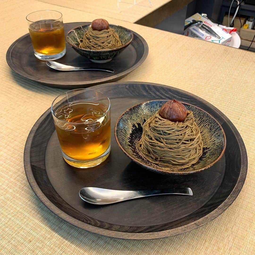 あゆまっくすさんのインスタグラム写真 - (あゆまっくすInstagram)「﻿ ﻿ ◆焙じ茶モンブラン　1,200円(栗焙じ茶付き)﻿ ﻿ ﻿ 表参道の裏通りにあるティーサロン、カネ十農園で﻿ ほうじ茶のぷるぷるモンブランをいただきました。﻿ ﻿ つい揺らしたくなってしまう、ぷるんぷるんの自家製ほうじ茶プリンの上に栗餡とクリームチーズ﻿ ほうじ茶を練り込んだモンブランクリームが絞られています。﻿ ちょっぴりビターなオレンジピールが爽やかなアクセント🧡﻿ 香ばしいほうじ茶を全力で味わえる、ほうじ茶スイーツ好きにはたまらないモンブランでした！﻿ ﻿ 現在予約優先で、イートインは連日満席…🥺﻿ 予約についての詳しい情報は﻿ @kaneju_farm_omotesando をcheck☑︎﻿ ﻿ ﻿ 提供期間: 季節限定、予約優先﻿ 訪問店舗: カネ十農園 (各線表参道駅 徒歩約7分)﻿ ﻿ ﻿ ﻿ ﻿ #カネ十農園#montblanc#モンブラン#ほうじ茶スイーツ#スイーツ#デザート#いいね返し#カフェ好きな人と繋がりたい#cafe#tokyo#tokyocafe#tokyofood #tokyofoodie#カフェ#カフェ巡り#カフェ部#表参道カフェ#表参道グルメ#表参道食べ歩き#表参道ランチ#表参道」10月19日 17時35分 - ayumax666