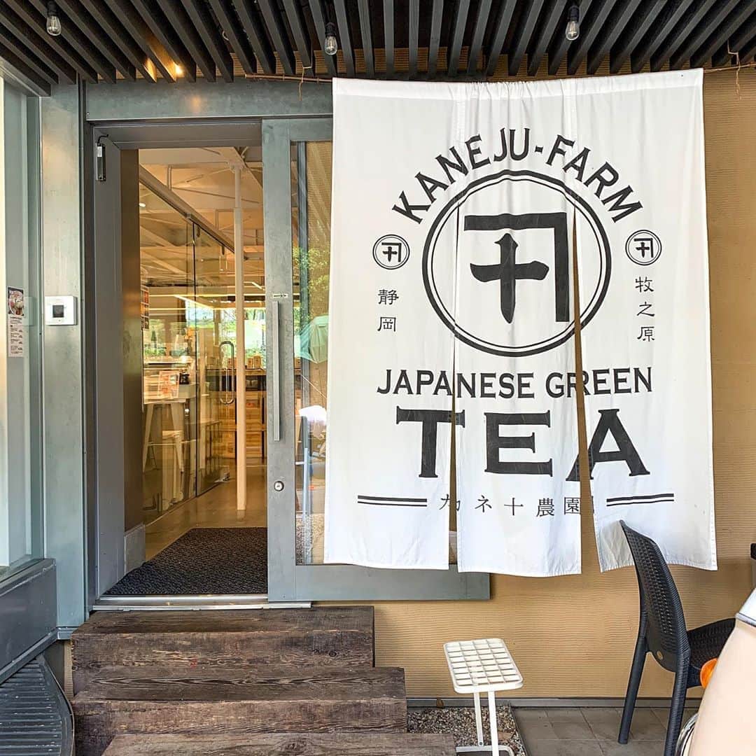 あゆまっくすさんのインスタグラム写真 - (あゆまっくすInstagram)「﻿ ﻿ ◆焙じ茶モンブラン　1,200円(栗焙じ茶付き)﻿ ﻿ ﻿ 表参道の裏通りにあるティーサロン、カネ十農園で﻿ ほうじ茶のぷるぷるモンブランをいただきました。﻿ ﻿ つい揺らしたくなってしまう、ぷるんぷるんの自家製ほうじ茶プリンの上に栗餡とクリームチーズ﻿ ほうじ茶を練り込んだモンブランクリームが絞られています。﻿ ちょっぴりビターなオレンジピールが爽やかなアクセント🧡﻿ 香ばしいほうじ茶を全力で味わえる、ほうじ茶スイーツ好きにはたまらないモンブランでした！﻿ ﻿ 現在予約優先で、イートインは連日満席…🥺﻿ 予約についての詳しい情報は﻿ @kaneju_farm_omotesando をcheck☑︎﻿ ﻿ ﻿ 提供期間: 季節限定、予約優先﻿ 訪問店舗: カネ十農園 (各線表参道駅 徒歩約7分)﻿ ﻿ ﻿ ﻿ ﻿ #カネ十農園#montblanc#モンブラン#ほうじ茶スイーツ#スイーツ#デザート#いいね返し#カフェ好きな人と繋がりたい#cafe#tokyo#tokyocafe#tokyofood #tokyofoodie#カフェ#カフェ巡り#カフェ部#表参道カフェ#表参道グルメ#表参道食べ歩き#表参道ランチ#表参道」10月19日 17時35分 - ayumax666