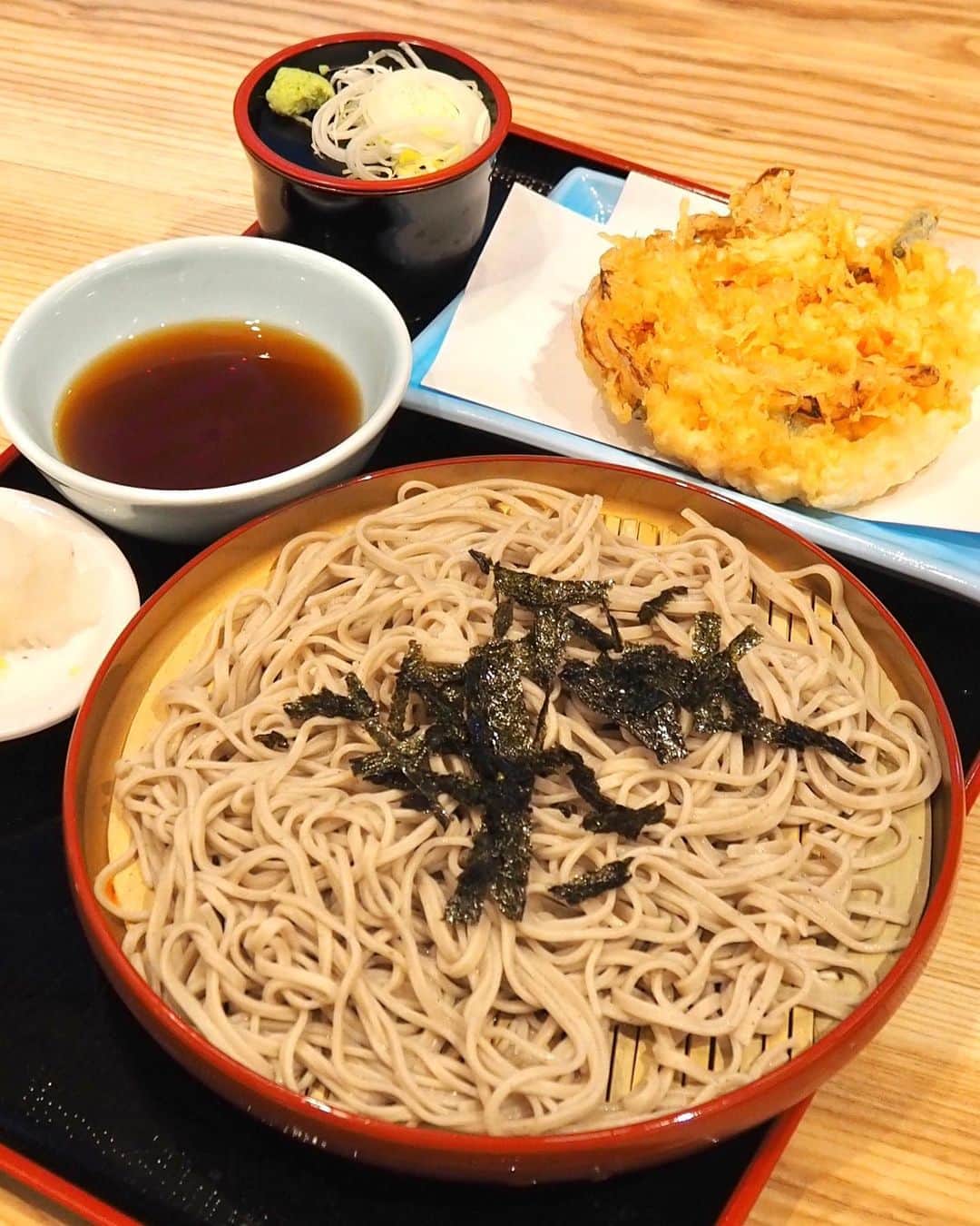 Li Tian の雑貨屋さんのインスタグラム写真 - (Li Tian の雑貨屋Instagram)「Heard that the weekend queue is as long as 75min now. Besides tendon, there’s a wide selection of other tasty japanese food such as soba, udon, fried squid, fried chicken, cheese fries, Momotaro tomato to satisfy your craving! 🍅   I highly recommend the hot/cold soba as they are smooth with the perfect bite that go well with the men tsuyu which is produced by Kyoto traditional sauce maker SOMI. Good to know that both soba and udon(they used Inaniwa Udon here 👍) are from Shimadaya in Akita. So you can be rest assured of quality of the food here no matter what you choose!   • • • #sgeats #singapore #local #best #delicious #food #igsg #sgig #exploresingapore #eat #sgfoodies #gourmet #yummy #yum #sgfood #foodsg #burpple #beautifulcuisines #bonappetit #instagood  #eatlocal #japanese #delicious #sgrestaurant #tendon #musttry #noodles #soba #udon」10月19日 17時50分 - dairyandcream