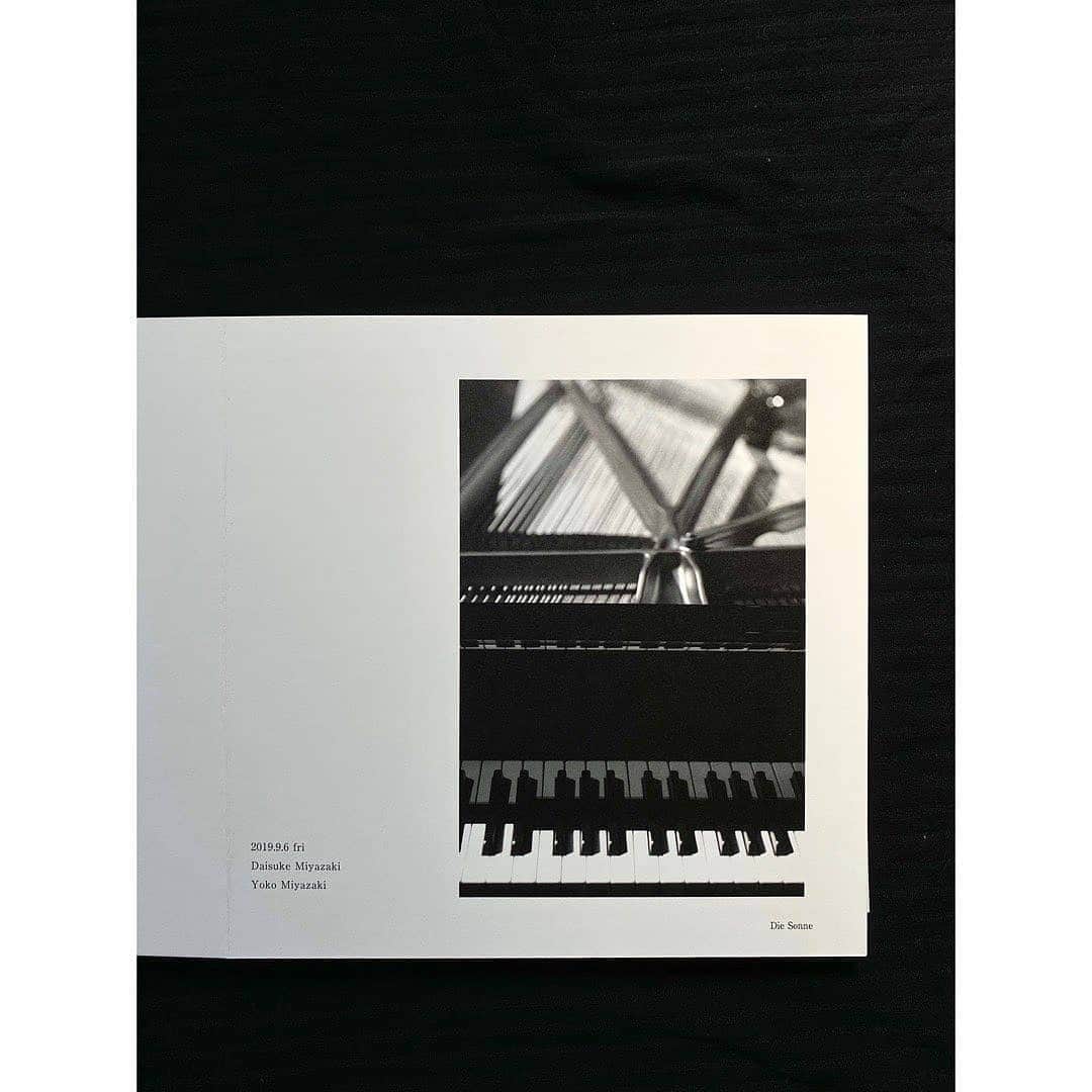 Photobackさんのインスタグラム写真 - (PhotobackInstagram)「本日ご紹介するのは、 福添麻美 Fukuzoe Mami (@fukuzoe.mami_photo)さまの作品🎹 素敵なリサイタルの模様を おさめた一冊です🎼 . 『このブックは、 ピアノデュオで 活躍されている 兄妹の方から 10周年記念リサイタルの 撮影ご依頼で 制作いたしました。 . 私は普段、子ども、 お母さん、家族など “いのち”をテーマに 撮影しております。 . そんな中、時々オフィシャルな 撮影依頼を受けるのですが、 実はテーマは同じで、 “大切な今を残す”ということ。 . 家族でも、子どもでも、 ピアニストでも、 いつでも“その時”は その一瞬しかなく、 ただただ、大切なその時を 残したいという思いで 撮影させていただいています。 . 今回の演奏会は 10周年記念という、 二度と来ない瞬間。 そんな時間、空気感、 想いを一冊にしました✨』 と、福添麻美 Fukuzoe Mami (@fukuzoe.mami_photo)さま💐 . なんて素敵なコンセプトなのでしょう😌 こちらの作品で使われたのは かっちりとしたテーマにも最適な FOLIOの36ページ🌿 重厚感のあるテーマが よりいきいきとうつりますね📸 . 福添麻美 Fukuzoe Mami (@fukuzoe.mami_photo)さま、 今回は素敵な作品を ありがとうございました🥰 . #photoback #フォトバック #フォトアルバム #フォトブック #フォトブックづくり #アルバム #photo #写真 #photoback作品紹介2020 #FOLIO #作品 #作品集 #撮影 #カメラ ギャラリー #ディゾンネ #宮崎大介 #宮崎陽子」10月19日 17時46分 - photoback.jp
