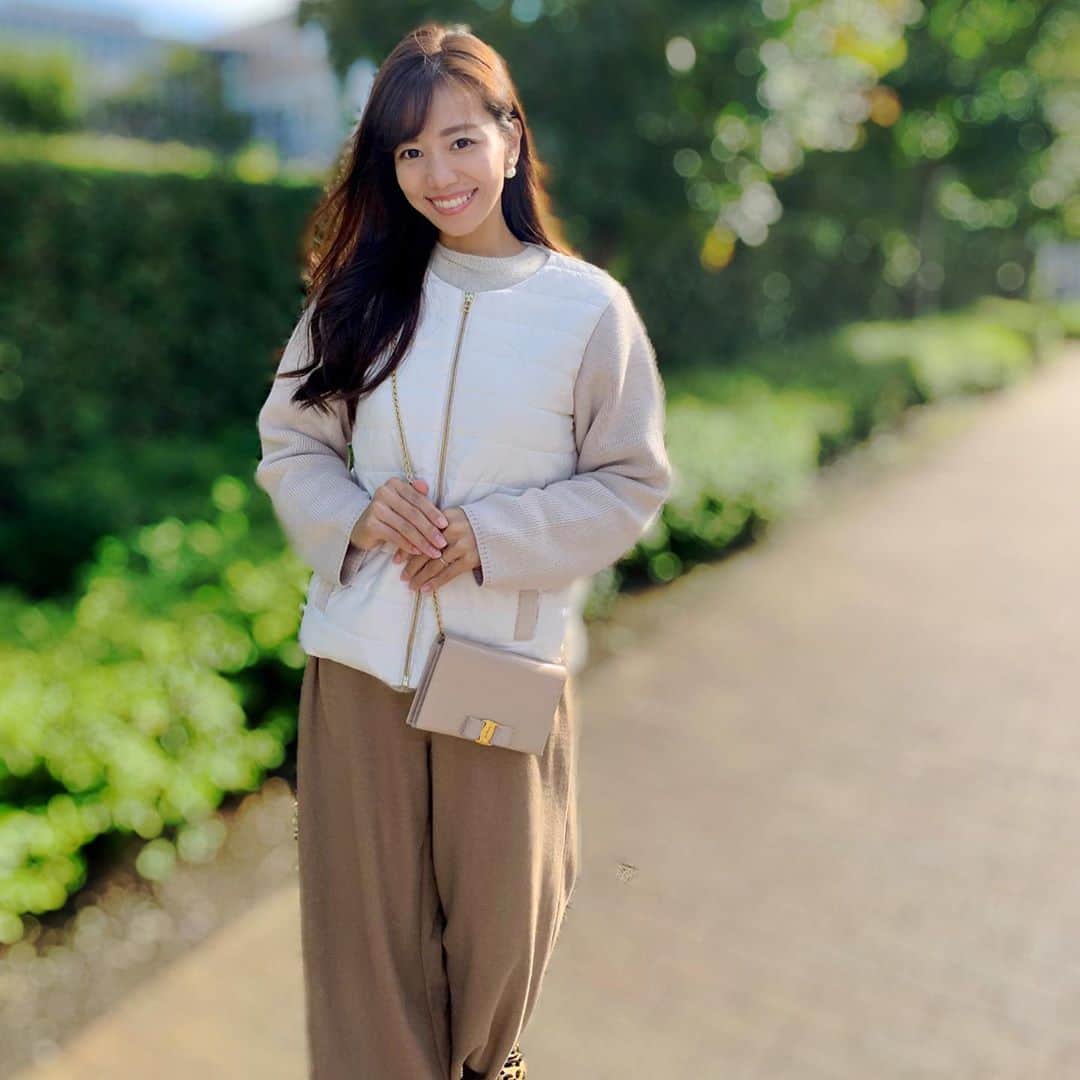 福山唯のインスタグラム：「秋晴れの日🍁✨ . . 雨が多かったから晴れの日が嬉しいな♡ . . 最近急に寒くなったから新しいアウターをおろしたよ♫ パフスリーブや、お袖がデザイン性のあるトップスを着られるようにMサイズにしたら正解でした🙆‍♀️✨ . . coordinate🧸💓 秋はベージュやブラウンが着たくなる♡♡ outer,pants @kuih_store  . . #coordinate #white #beige #autumn #outer #kuih #kuihst #コーディネート #秋コーデ　#お散歩　#ニット　#クイ　🧸」
