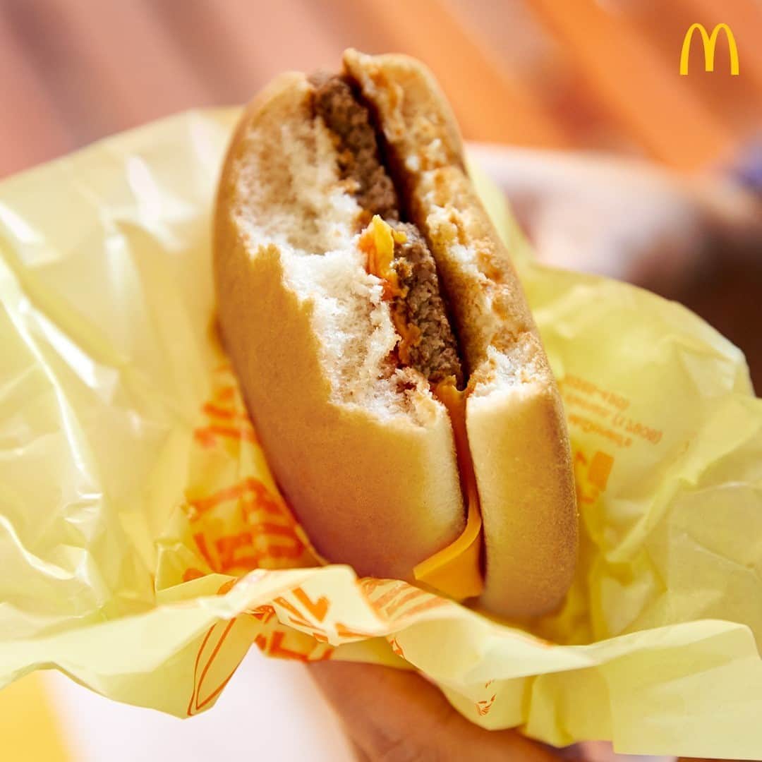 McDonald's Philippinesのインスタグラム：「Did someone say cheese? 🧀 Or burger? 🍔 Have the best of both worlds with McDonald's Cheeseburger!  Order via the McDelivery PH App or call 8888-6236 (for NCR). You can also get it via McDo Dine-In, Drive-Thru, Take Out, or Pick-Up.」