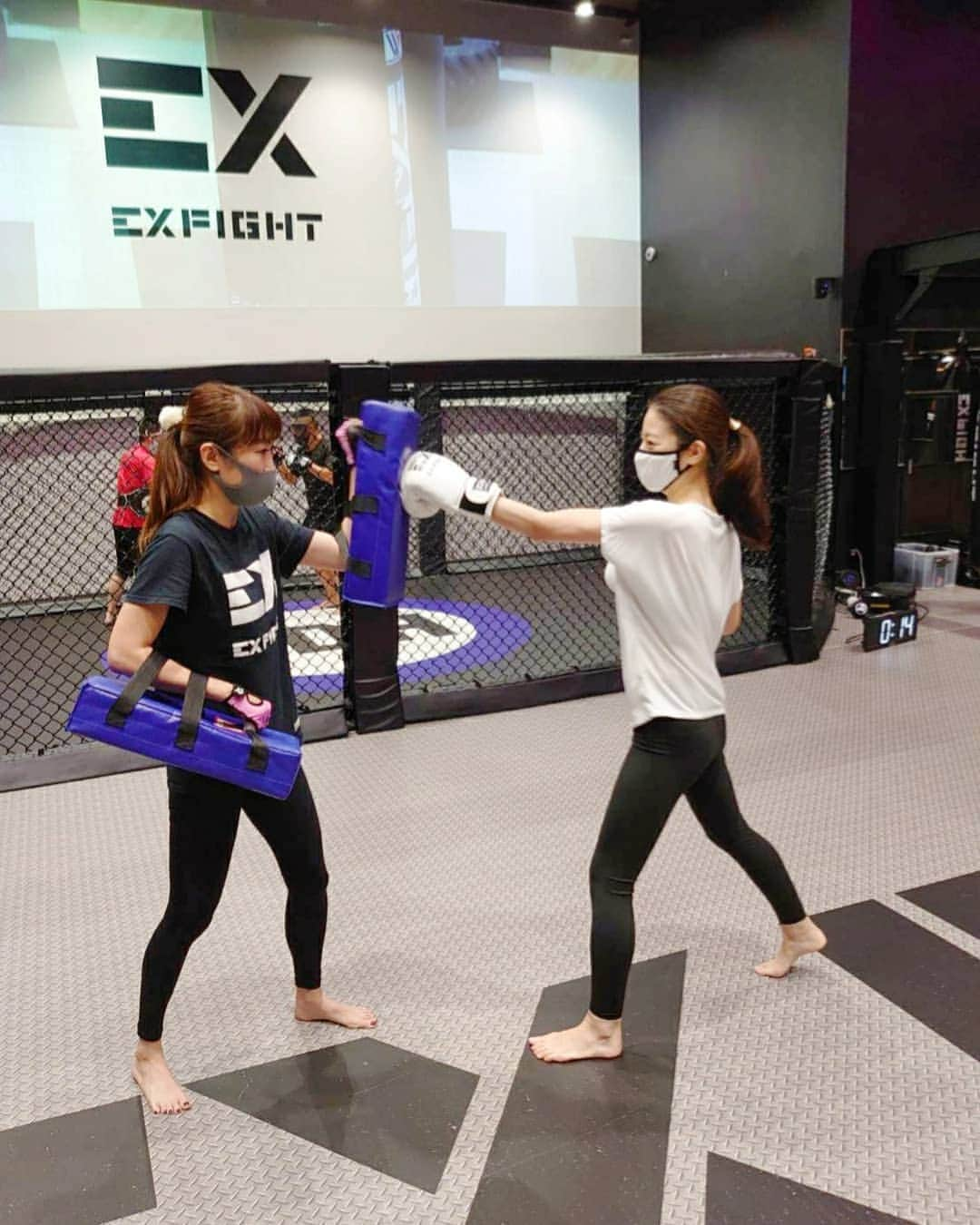 黒坂真美さんのインスタグラム写真 - (黒坂真美Instagram)「Kickboxing with Juri!!🥊 樹里ちゃんとキックボクシングレッスン🥊 ワンツーキック!! . 全力でやって“へなちょこ”なのがくやしいけど！ 現役の格闘家の先生が教えてくれるんだよ👀 とにかく凄く楽しかった😊 またチャレンジしよう！ . 樹里ちゃんありがとう🧡 . #黒坂真美 #kurosakamami  #kickboxing #lesson #exfight #daikanyama #japan #🥊 #🧡 #🇯🇵」10月19日 17時59分 - mamikurosaka_official