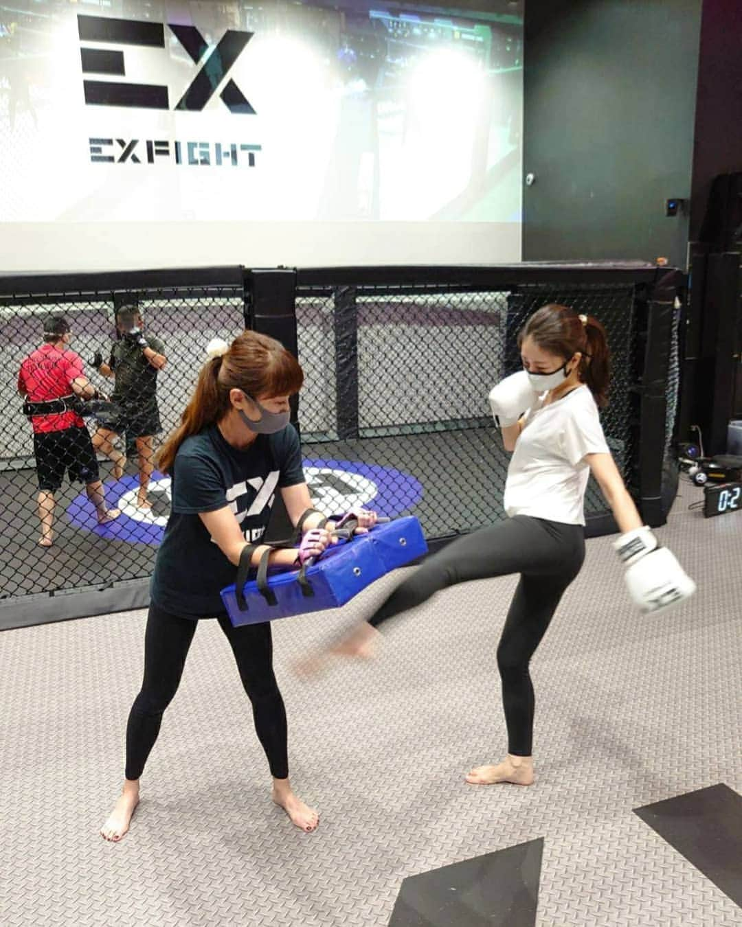 黒坂真美さんのインスタグラム写真 - (黒坂真美Instagram)「Kickboxing with Juri!!🥊 樹里ちゃんとキックボクシングレッスン🥊 ワンツーキック!! . 全力でやって“へなちょこ”なのがくやしいけど！ 現役の格闘家の先生が教えてくれるんだよ👀 とにかく凄く楽しかった😊 またチャレンジしよう！ . 樹里ちゃんありがとう🧡 . #黒坂真美 #kurosakamami  #kickboxing #lesson #exfight #daikanyama #japan #🥊 #🧡 #🇯🇵」10月19日 17時59分 - mamikurosaka_official