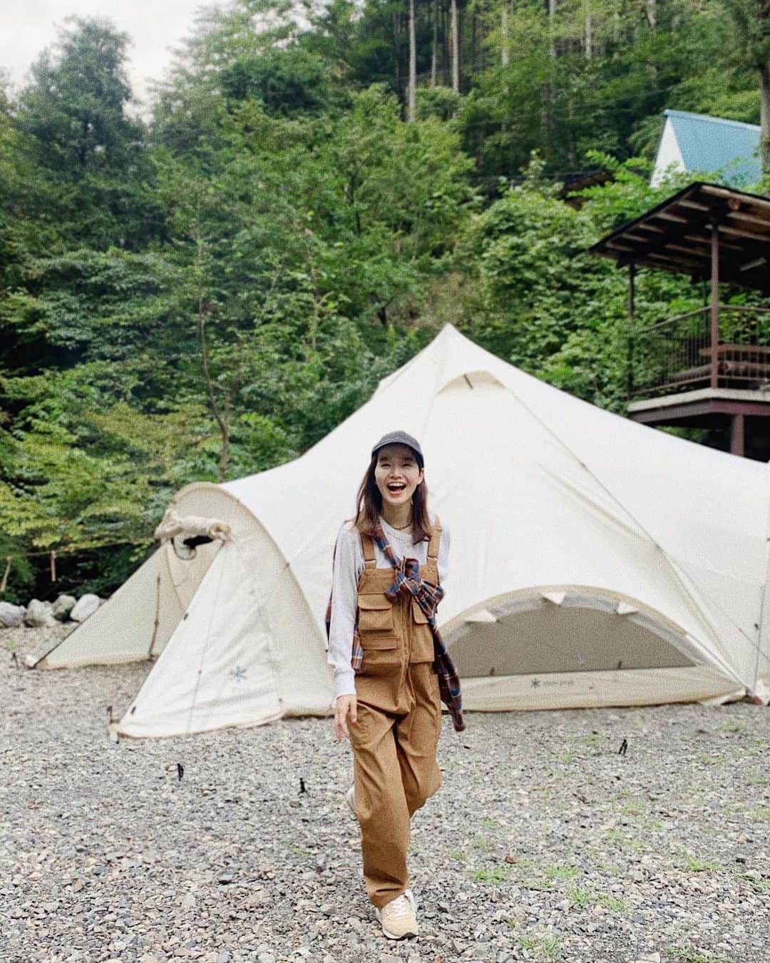猪鼻ちひろのインスタグラム：「🏕 楽しすぎて美味しすぎる 最高なキャンプ。 @yuriexx67 と @columbia_jp のコラボ服が 可愛すぎてテンション上がる😫❣️ @from_chiro の茶色のお花ビーズネックレス合わせたよ🌼 #ちひろトリップ #ちひろのお洋服　 #ちひろtripアウトドア  #キャンプ #キャンプコーデ」