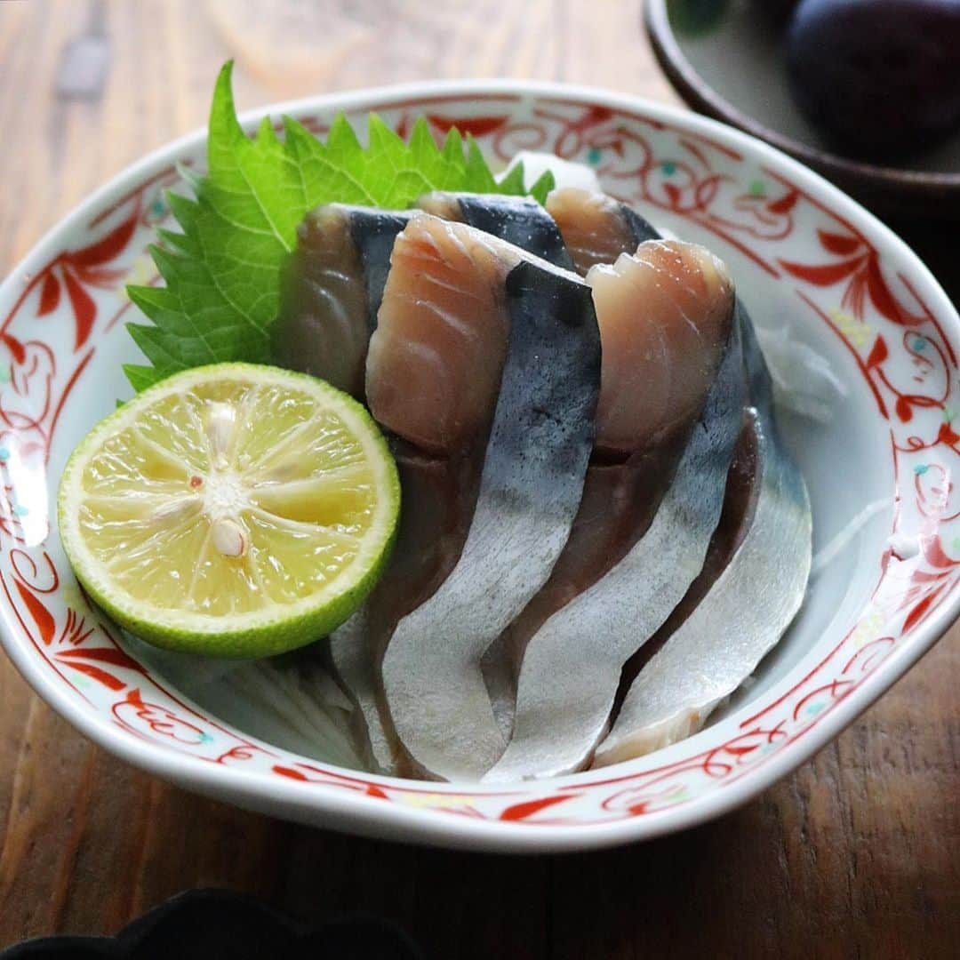 まいちくさんのインスタグラム写真 - (まいちくInstagram)「2020.10.19🐟 ． ． 今日のお昼ごはんは鯖定食。 ． 焼き鯖寿司 鯖の刺身 2日目豚汁 巨峰 ． ． @choshi.plaza.hotel 銚子プラザホテルさんから美味しい鯖を届けていただきました🐟♪ ． ◎お刺身用・鯖フィーレ ◎加熱用・塩鯖フィーレ ◎鯖くんせい オリーブオイル漬け ． ． 刺身は外せないのでシンプルにお刺身に。 焼き鯖は混ぜごはんにするか迷ったけど棒寿司で。 オリーブ漬けは近いうちに洋風おかずに変身させたいと思います♡ ． 刺身も焼き鯖も脂ノリノリ。 焼き鯖は程よい塩味で酢飯との相性抜群🤤 焼いてる時に皮が破けて見た目アレですが💦味は最高です♡ ． ． 銚子プラザホテルさんの『銚子の鯖ずし』は雑誌『おとなの週末』で「鯖ずし界のシフォンケーキと呼びたい絶品だ」と紹介された逸品✨ あー食べてみたい♪🥰 銚子は行ったことないのでいつか本場ものの鯖寿司を食べに遊びに行きたいな。 ． ． ホテルのショップサイト 🤳🏻 https://choshiplaza.thebase.in/ ． ⚓️銚子プラザホテル https://www.choshiplaza.com ． ． ショップURLはストーリーにも貼っておきます！ 鯖好きな方はよかったらチェックしてみてね。 ． ． ． #焼き鯖#焼き鯖寿司#焼き鯖鮨#刺身 #銚子#銚子プラザホテル#鯖#千葉 #foodstagram#instafood #delistagrammer#kurashiru#locari #フーディーテーブル#おうちごはん #igersjp#ellegourmet #ouchigohanlover #マカロニメイト#ご飯でエールを #yummy#yum#foodporn #homecooking #japanesefood#foodlovers#foodie」10月19日 17時54分 - maichiku3