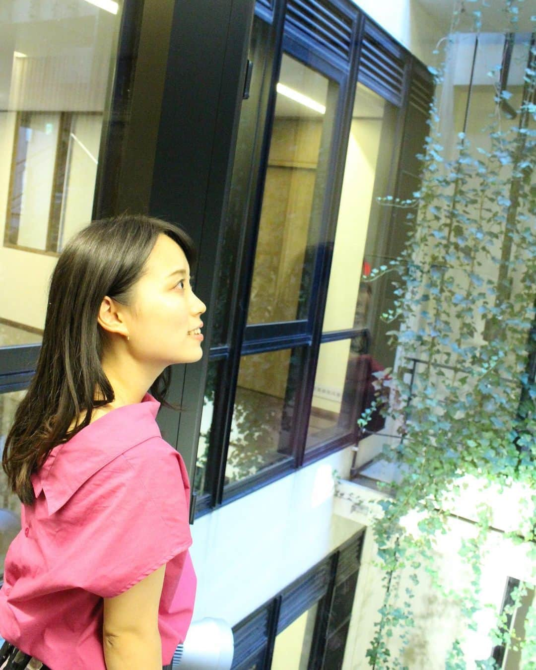 有坂菜恵子さんのインスタグラム写真 - (有坂菜恵子Instagram)「最近、ミラクルひかるさんの動画を見て工藤静香さんにハマった有坂です🌟 実は、昭和のアイドルソングが大好きで、私が一番尊敬する人物は松田聖子さんなのです💓  それで今は、工藤静香さんの歌にどハマりしています😊  あーらしをっおーこしてっすーがおをっみーせるわっ♪  それでは今日も行ってみよう！  <同女の魅力を伝えたい part12> ここは京田辺キャンパスの蒼苑館の中🏫 2回目の投稿でも登場しましたが、ここは看護学部の学生が使う棟なんですが、看護学部が創設から5年とできたばかりの学部なので、棟もまだ新しいのです✨ 看護系の設備がしっかりしているのはもちろん、何気ない階段や机等もおしゃれなのです💓 ということで、インスタ映えごっこしました💉  今日の写真のテーマは、「SEIKOの広告」です  何度写真を見返しても、時計の広告にしか見えないからです😆笑  追伸: ツイッターの質問箱でたくさん質問をいただくのですが、これまでもありましたが、これは「bokete」に投稿する質問じゃない？と思うような質問が多く、なかなか苦戦しております。 ボケられたらボケ返したい性分なわけですが、なんせセンスがないので上手く答えられる気がいたしません。しかし私の目標はユーモアのある女性になることですので、頑張って返していきたいと思います。 どうか、温かい目で、そして気長にお待ちいただけたらと思います。  #ミスコン #ミスコンファイナリスト #ミスキャン #ファイナリスト #同女 #同志社女子大学 #ミス同女 #ミス同志社女子 #女子大生 #京田辺 #キャンパスライフ #看護学部 #看護学生 #女子大生コーデ #女子大生の日常 #春から大学生 #春から同女」10月19日 17時55分 - missdwc20_5