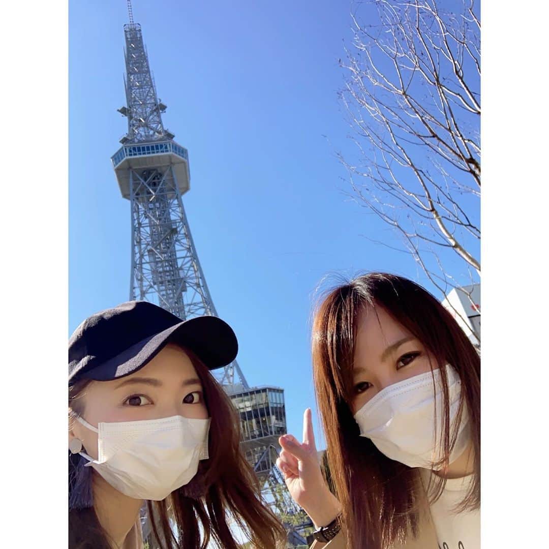 舘谷春香のインスタグラム：「時差あるけど、この前名古屋でカトリーナに会った写真🥺  そのあと仕事でオンライン会見見なきゃいけない予定あって１時間だけ久屋大通の外で話したんだけど、全然話止まらなかった😂✨  あと今更誕生日プレゼントあげたんだけど、プレゼントが独特の感性でカトリーナが若干引いてた笑 (なおカトリーナの誕生日は4月)  仕事の話もプライベートの話もなんでも話せる数少ない名古屋の友人💙 今度はゆっくり会おう…💙  ちなみに久屋大通変わりすぎてた。 おしゃれな街…🥺  #名古屋 #名古屋観光 #名古屋だいすき #愛知 #ウイークエンド中部 #ういちゅー #NHK名古屋 #久屋大通パーク #久屋大通 #テレビ塔名古屋 #テレビ塔 #カトリーナ #ぱるりーな #ういちゅーファミリー #これが本当の #いっしょにカトリーナ」