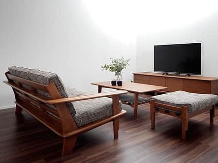 FLYMEeさんのインスタグラム写真 - (FLYMEeInstagram)「日本最大級の家具・インテリア通販サイト【 FLYMEe 】⁣ ⁣ 今回は【北欧】をテーマにご紹介します。⁣ ⁣ 北欧スタイルは、日照時間が短い地域ならではの居心地よく快適に過ごすための色使いや素材使いが特徴。北欧の自然をモチーフにした有機的で簡素化されたデザインは、都会的なシンプルな空間にもよく合います。⁣ ⁣ FLYMEeでは、グレーやホワイトといったナチュラルカラーをベースに、洗練されながらも温かみのある北欧スタイルの空間をつくりたい方におすすめの家具・インテリアをご覧いただけます。さらに、アルヴァ・アアルト、アルネ・ヤコブセン、ハンス・J・ウェグナー、ボーエ・モーエンセンなど北欧を代表するデザイナーが手掛けた名作家具や、新たな北欧デザインを牽引する「ニューノルディック」ブランドまで、幅広く取り揃えています。⁣ ⁣ 【商品詳細の見方】⁣ ①投稿画像をタップ⁣ ②表示される商品タグをタップ⁣ ③商品詳細ページへ⁣ ⁣ 日本最大級の家具・インテリア通販サイト【 FLYMEe 】⁣ @flymee_official フライミー で検索🔎⁣ ⁣ #FLYMEe #fdbmøbler⁣ #フライミー #インテリア #北欧 #北欧インテリア #北欧デザイン #北欧ナチュラル #北欧モダン #北欧家具 #名作家具 #シンプルインテリア #ナチュラルインテリア #ダイニングテーブル #ダイニングチェア #リビング #ダイニング #新築 #新築一戸建て #暮らし #注文住宅 #家づくり #マンションインテリア #シンプルな暮らし #植物のある暮らし #シンプルホーム #家具選び #家具探し #おしゃれインテリア #インテリア通販」10月19日 18時00分 - flymee_official