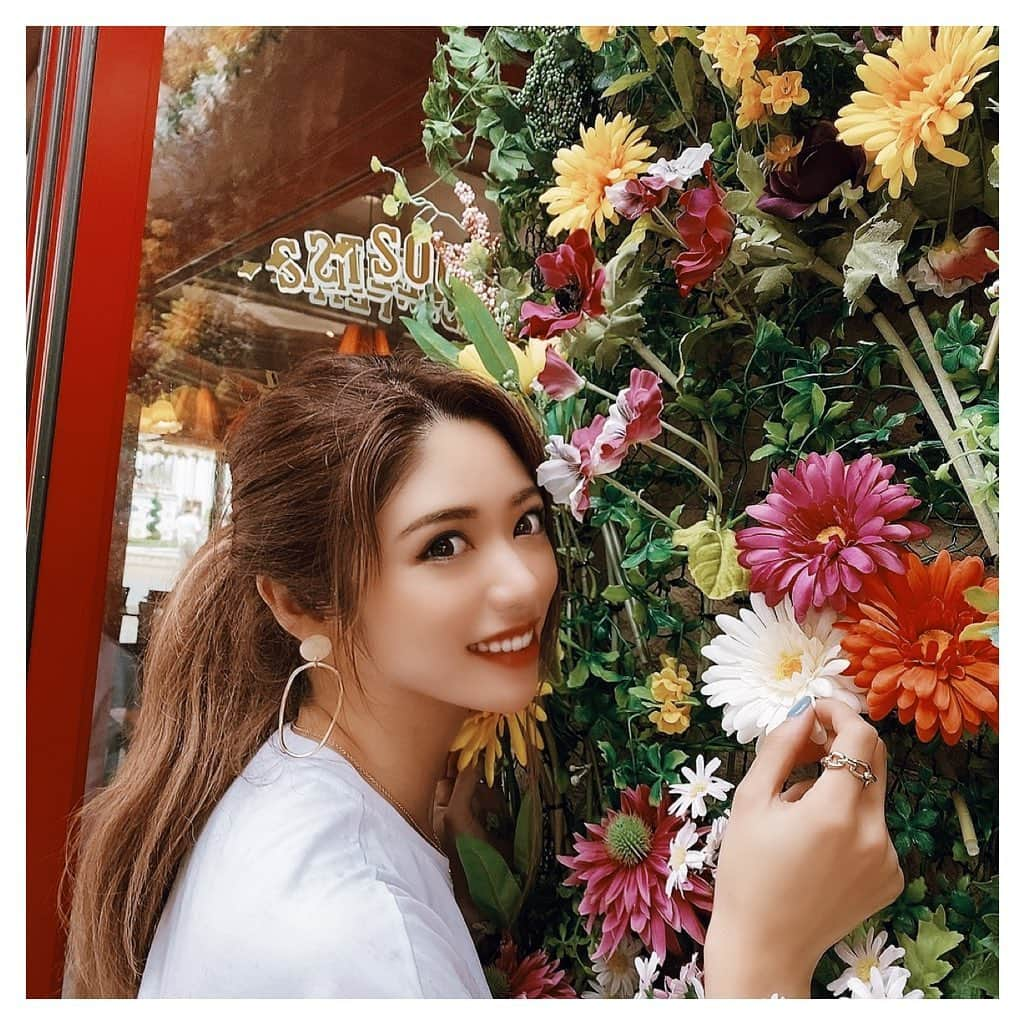 ARIKAさんのインスタグラム写真 - (ARIKAInstagram)「お花の壁🌷 . お花って可愛いくて綺麗で 見てるだけで癒される☺️💓  2年前花屋さんでバイトしてた頃が懐かしい〜  結婚したらフラワーアレジメントとか 生け花教室に通って優雅に暮らしたい ( 理想 ) 😌‪💭‬ . #花 #flower #お花の壁 #可愛い #癒し #富山 #trip #workout #makeup #hair #me #girl #swag #l4l #love #selfie #bestoftheday #followme #おひとり様 #東京 #写真好きな人と繋がりたい #お洒落さんと繋がりたい #犬 #フォロー  #fff #followｍe #dog #flowerstagram #fashion #illustration」10月19日 18時01分 - arika.este