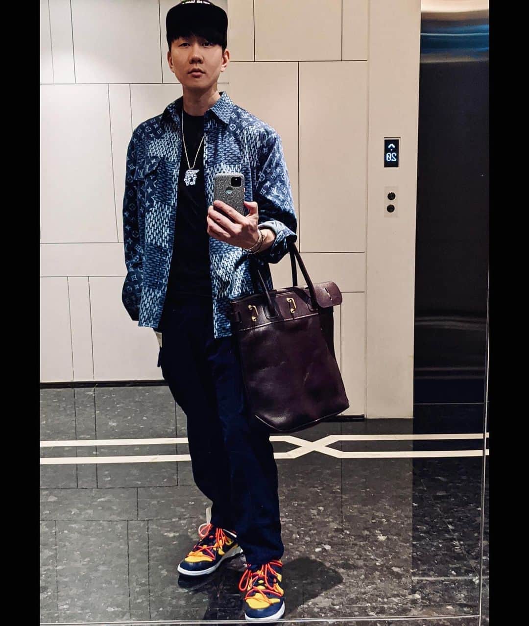 林俊傑のインスタグラム：「Just another day at work, but feeling not so ordinary! 3 years in the making, my new album is finally about to drop!  平凡上班日，不平凡的心情！籌備3年的專輯待會就要與全世界分享了！  #ifmiracleshadasound   #JJ林俊傑倖存者⠀ #JJ林俊傑倖存者如你⠀ #JJDrifter⠀ #JJDrifterLikeYouDo⠀ #JJXIV #JJDoubleEP #線上聽歌會 #JJGlobalListeningParty」