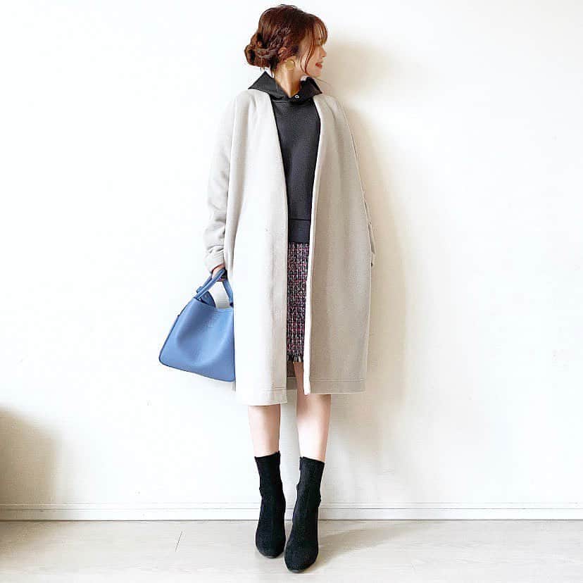 マナさんのインスタグラム写真 - (マナInstagram)「✿︎ ✿︎ .#今日のコーデ  outer & foodie @novelmee_official  skirt #lialapg 一昨年 boots @sappun_japan  bag @zakkabox_  . . .中に着ている#パーカー は @novelmee_official で12日の発売すぐにsold outとなったオフの色違いです❁︎ 重ね着でもこの通りもたつきません✧︎ アウターはこれから発売のもの♫ 発売日などはこれから決定しますので @novelmee_official のfollowをお願いします✩︎⡱ . . . . . . . . . #ママコーデ #ママファッション #マナママコーデ #おちびコーデ  #おちびの輪 #低身長コーデ #ootd #outfit #mamagirl #locari #小柄コーデ #大人フェミニン #150cm」10月19日 18時03分 - ma_anmi