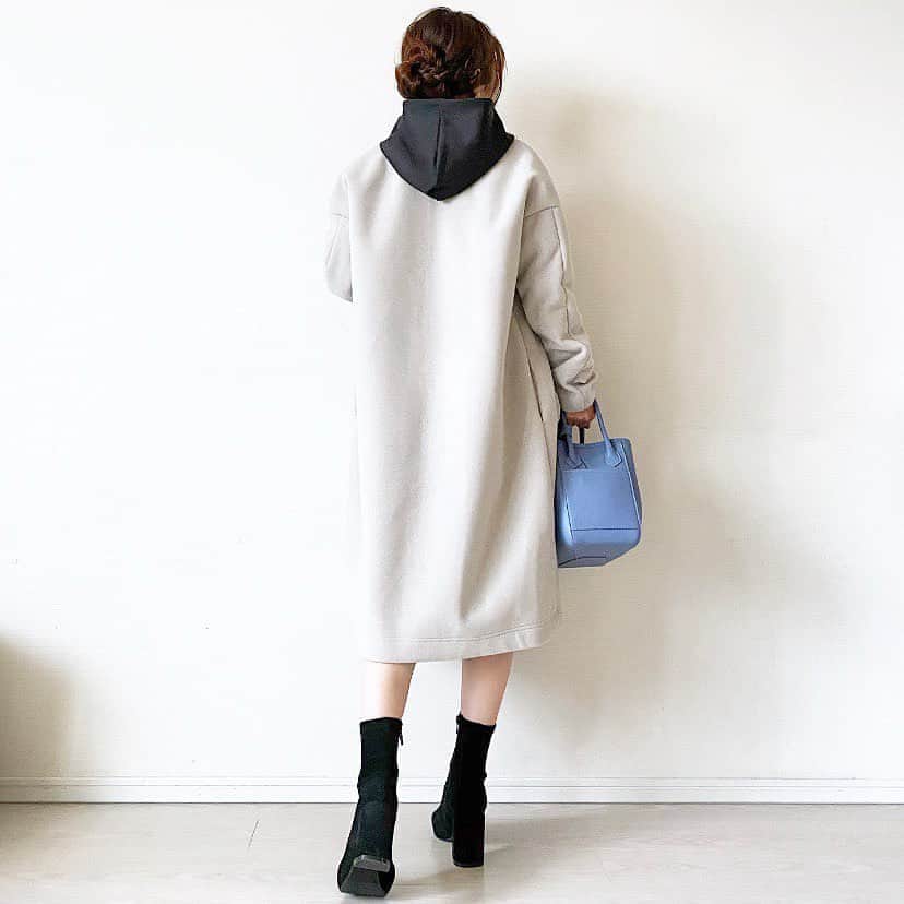 マナさんのインスタグラム写真 - (マナInstagram)「✿︎ ✿︎ .#今日のコーデ  outer & foodie @novelmee_official  skirt #lialapg 一昨年 boots @sappun_japan  bag @zakkabox_  . . .中に着ている#パーカー は @novelmee_official で12日の発売すぐにsold outとなったオフの色違いです❁︎ 重ね着でもこの通りもたつきません✧︎ アウターはこれから発売のもの♫ 発売日などはこれから決定しますので @novelmee_official のfollowをお願いします✩︎⡱ . . . . . . . . . #ママコーデ #ママファッション #マナママコーデ #おちびコーデ  #おちびの輪 #低身長コーデ #ootd #outfit #mamagirl #locari #小柄コーデ #大人フェミニン #150cm」10月19日 18時03分 - ma_anmi