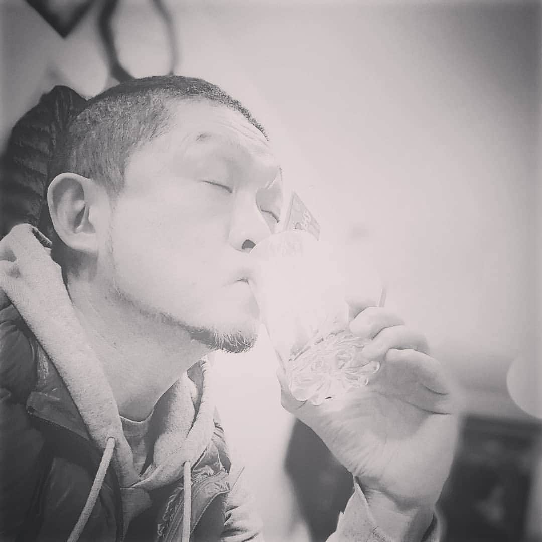 松本隆博のインスタグラム：「。 酔うとなんだか人恋しく なって電話してしまう癖 をこの度、改め、止めます。 、、ますます電話が不要に なります😐」