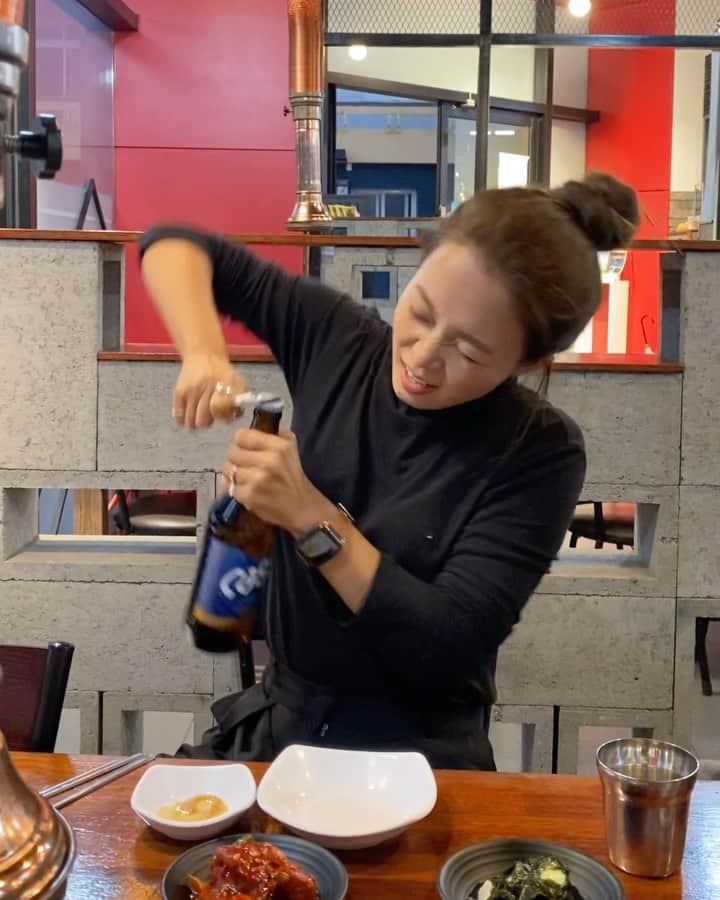 キム・ダヘのインスタグラム：「맥쭈는 이러케 따야 제맛!!!!!」