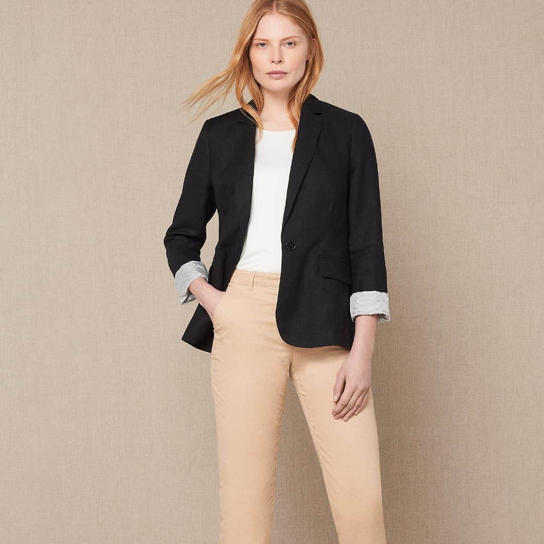 イエーガーのインスタグラム：「Every wardrobe needs a pair of chinos, the perfect balance of smart and casual style. This neutral stone pair is made from cotton and is styled with a relaxed fit. #JaegerStyle #AW20Womenswear」