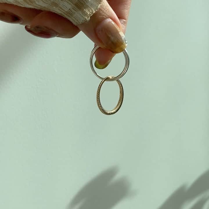 水野里砂のインスタグラム：「ゆらゆら〜  twist duo ring〰️ ずっと作りたかった2連ring  上品な太さでしっかり指に馴染みます。  早くつけたい。」