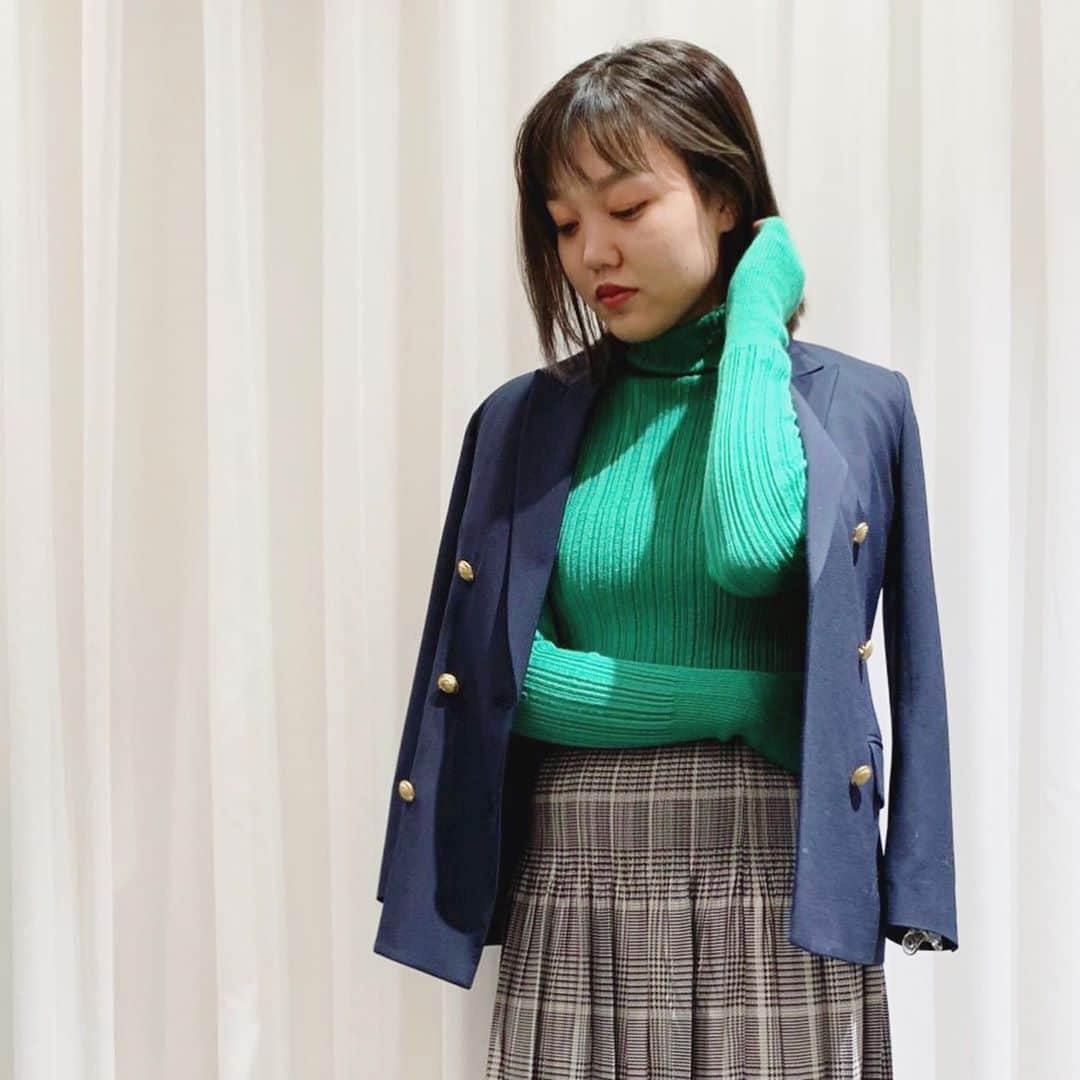 のインスタグラム：「[Jacket Style] . ベーシックな紺ブレには鮮やかなグリーンのニット合わせもおすすめです。 . Jacket/anatelier  528-49203 ¥26,000+tax . Tops/Unfil 564-19502 ¥18,000+tax . Skirt/anatelier  528-79655 ¥15,000+tax .  アナトリエ ミュゼ プリヴェ アトレ恵比寿店 . . #anatelier #anatelierofficial  #アナトリエ」