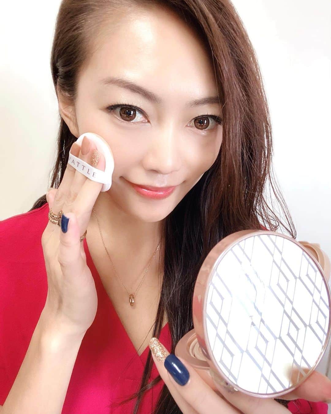 SAORIのインスタグラム：「💆‍♀️✨ ファンデーションは数年前から クッションファンデーション使ってるよ💡 美容成分89.5%の @hoconico_insta 😋♡ クッションファンデって 艶や潤いがあるのが一番の魅力で😍 使い始めたら他のファンデ使えなくなったよ‼️ これは夕方夜まで崩れなくってカバー力も優秀👍 UVカットも配合されてるから日差しから守ってくれるよ☀️ ✾ #WATTLE #ワトル #ホコニコ #hoconico #WATTLEクッションファンデーション #ワトルクッションファンデーション #クッションファンデ #スウォッチ　 #コスメスウォッチ #マスクメイク #うるおいメイク #秋メイク #pr」