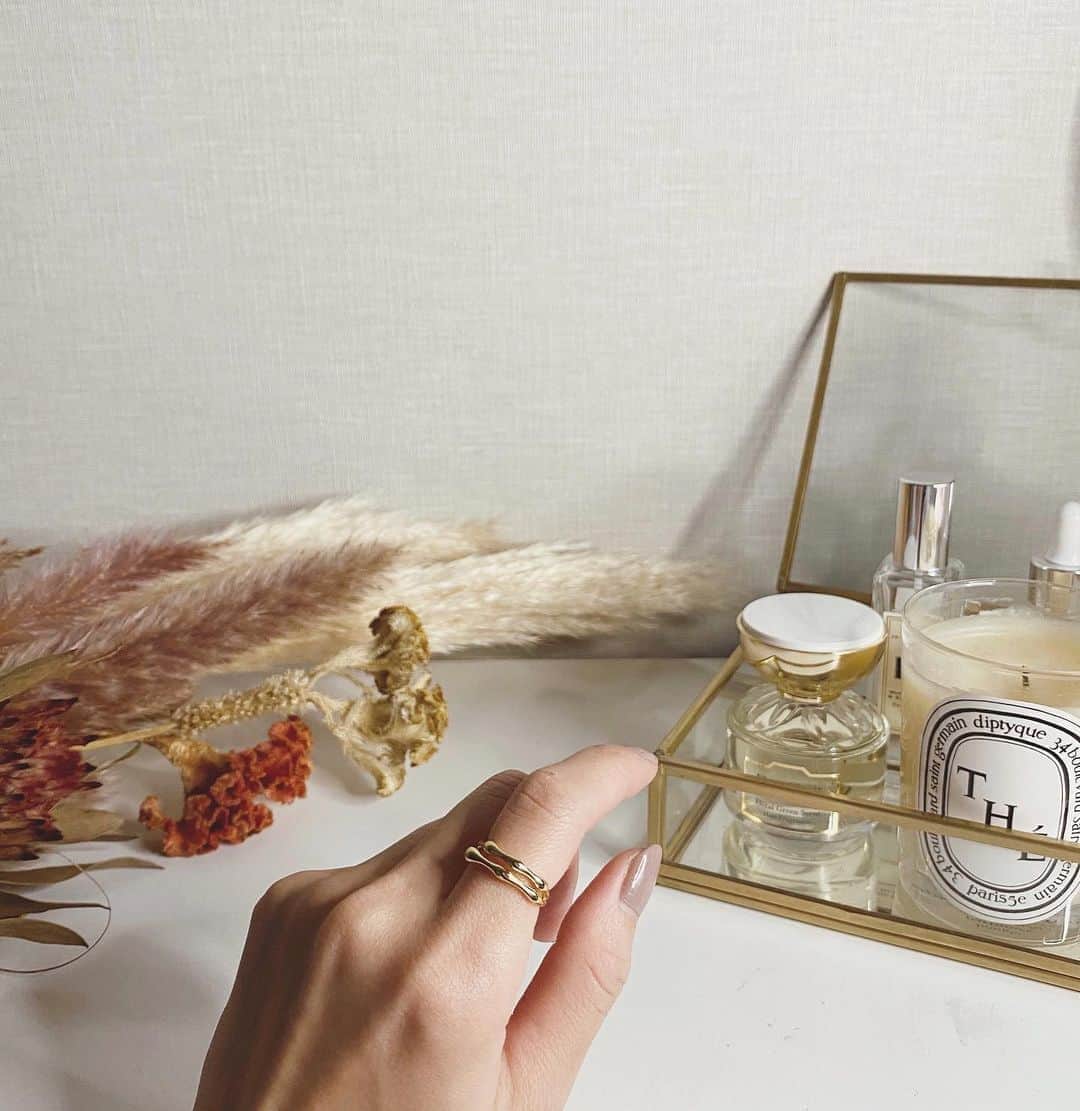 石黒美帆のインスタグラム：「﻿ *﻿ new♡﻿ ﻿ ﻿ 存在感があるのに華奢なリング。﻿ 最近またアクセサリー集めに夢中🥰﻿ ﻿ ﻿ ﻿ #fashion#fashionstyle#fashiongram#instafashion#taocollection#패션#오오티디#ファッション#ゴールドリング#ゴールドアクセサリー#シルバーアクセサリー#手元くら部#インテリア」