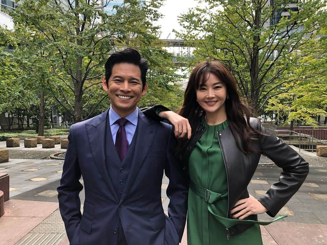 フジテレビ「SUITS/スーツ」さんのインスタグラム写真 - (フジテレビ「SUITS/スーツ」Instagram)「#SUITSオフショット 👔✨﻿ ﻿ ＼＼甲斐先生×綿貫先生／／﻿ 恒例の #スーツポーズ を😎💗﻿ ﻿ 元恋人だという2人カッコいい〜🤤﻿ 美男美女カップルすぎですよね😭😭😭﻿ ﻿ 『フォルサム食品』訴訟で﻿ 手を組むことになった2人、、、﻿ 2人の結末にも注目です✅✅✅﻿ ﻿ –––––––––––––––––––––––––––––––––––––––﻿ ＊＊＊＊＊いよいよ最終回‼️✨＊＊＊＊＊﻿ 👔第１５話▶︎▶︎▶︎今夜よる9時〜✨﻿ –––––––––––––––––––––––––––––––––––––––﻿ ﻿ #スーツ ‪‪#SUITS #SUITS2 #織田裕二 #中島裕翔 ﻿ #最強バディ #新木優子 #中村アン #小手伸也 ﻿ #鈴木保奈美 #吉田鋼太郎 #上白石萌音 #シーズン2 #アソシエイト #Bz #オフショット #メイキング #ドラマスーツ  #SUITSオフショット ﻿ #毎週月曜夜９時はSUITSの日」10月19日 18時12分 - drama_suits