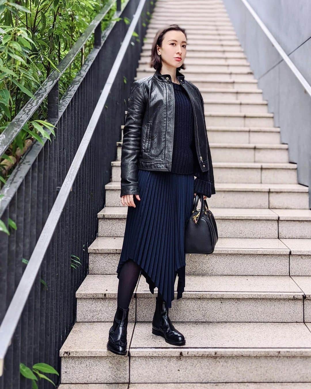 前田紀至子のインスタグラム：「ユニクロ×JW ANDERSON、出張先から目覚ましを掛けて買ったので（笑）早々に届いて早速着ています。 特にデザインヘムスカートが最高でもう1枚買っておこうかと思案中。周りの方々が仰っている通り、ジョナサン乗ってる！  バッグはこの年末までブランド初の10%オフをしているキャロリーナヘレラ、更に商品の売り上げの10%を赤十字社へ寄付してくれるというから上質な革を買うには最高のタイミングですね。  #uniqloxjwanderson#jwanderson#choosehope#CHInitialsInsignia #CHInsignia」