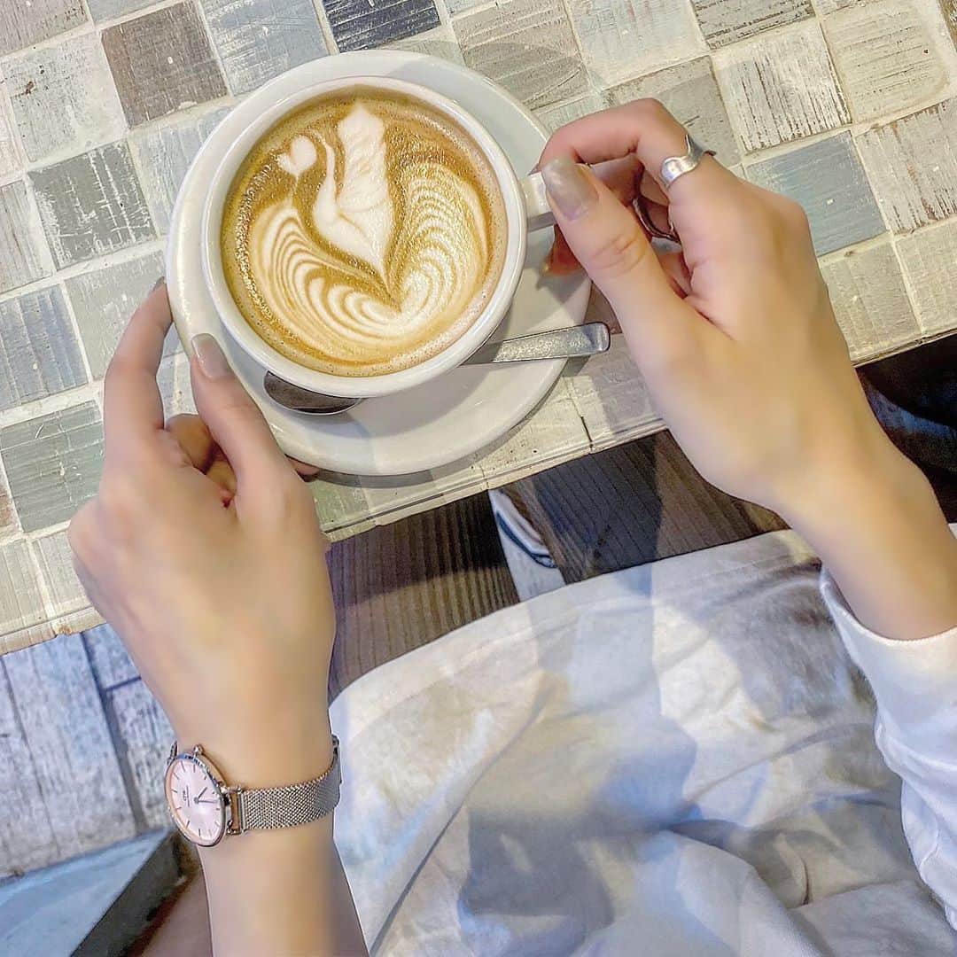 たんりいのインスタグラム：「. . ラテアートかわいい... ☕️♡ . 最近アクセサリーはシルバーが多め💍。 @danielwellington の腕時計お気に入り〜⌚︎♡ ピンクダイヤルPink Mesh可愛過ぎる💞 . . #ダニエルウェリントン #DWピンクメッシュ」