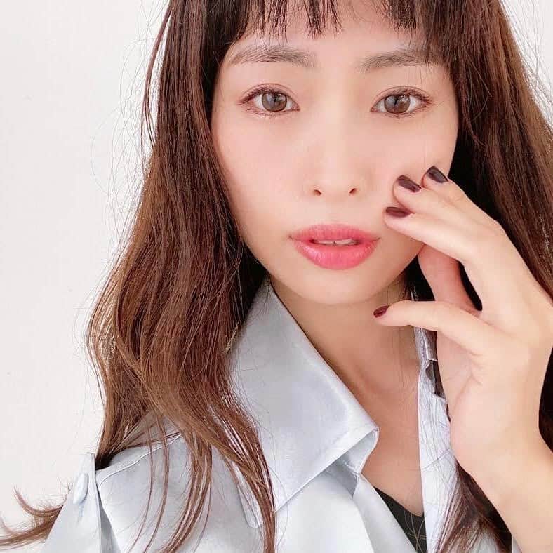 VOCE編集部さんのインスタグラム写真 - (VOCE編集部Instagram)「美容家の岡本静香 @shizucat さんが、秋冬にもぴったり✨シックなカラーネイルをご紹介してくださいました💅﻿ ﻿ 心と美容の結びつきに着目し、"心地よさを大切にする"岡本さんの美容法が共感を呼び、雑誌やイベントなどを中心に幅広くご活躍💐﻿ ﻿ 岡本さんの人気動画、2分でわかる・変わる✨美容習慣の動画マガジン『2minutes beauty』もチェックしてみて❣️﻿ ﻿ インスタ連載「突撃！あの人のテッパンネイル」vol.34﻿ ﻿ 気になるあの人に、お気に入りのネイルポリッシュを披露していただくこちらの連載。﻿ ぜひ参考にして、あなたにぴったりのネイルを探してみてくださいね❣️﻿ ﻿ 今回のテッパンネイルはこちら↓↓﻿ ◆ 【ルナソル  ネイルポリッシュ 05 Glow Shade ¥2,000】﻿ ﻿ 「ルナソルのネイルは、旬な仕上がりが素晴らしい！シンプルなお洋服でも、ルナソルのネイルを塗っているだけでお洒落度が上がると思っています。雑誌の撮影でも使うことが多く、私物を持参することも。二度塗りすれば必ず綺麗に仕上がるし、艶感もあって手自体が美しく見えます」﻿ ﻿ 次回のテッパンネイルもお楽しみに💓﻿ ﻿ 過去の連載はこちらのハッシュタグからチェック▶︎【 #あの人のテッパンネイル 】﻿ ﻿ （ライター　丸山澄華）﻿ ---------------------------------------﻿ VOCEのInstagramでは新作コスメ情報やメイクテク、撮影舞台裏を毎日お届け!ぜひフォロー&チェックして！！﻿ 👉＠vocemagazine﻿ ﻿ #LUNASOL #ルナソル #ルナソルネイルポリッシュ05 #voceおすすめ #vocemagazine #ヴォーチェ #あの人のテッパンネイル #ネイル #おすすめネイル #ネイル好きな人と繋がりたい #ネイルポリッシュ #セルフネイル #鉄板ネイル #コスメマニア #コスメ好きさんと繋がりたい #VOCEおすすめコスメ #コスメ好きな人と繋がりたい #おすすめコスメ #コスメ紹介 #コスメレポ」10月19日 18時29分 - vocemagazine