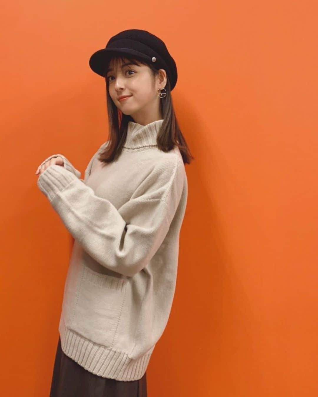 佐々木希さんのインスタグラム写真 - (佐々木希Instagram)「寒いので 今日はニット🧶 柔らかくて、気持ちいいです。 ピアスは、収録の時に輝きが綺麗で 一目惚れで購入したピアスを。  Knit: #iNtimite skirt: #norc  pierce: #PRMAL hat: #CA4LA  #のぞみの私服」10月19日 18時34分 - nozomisasaki_official