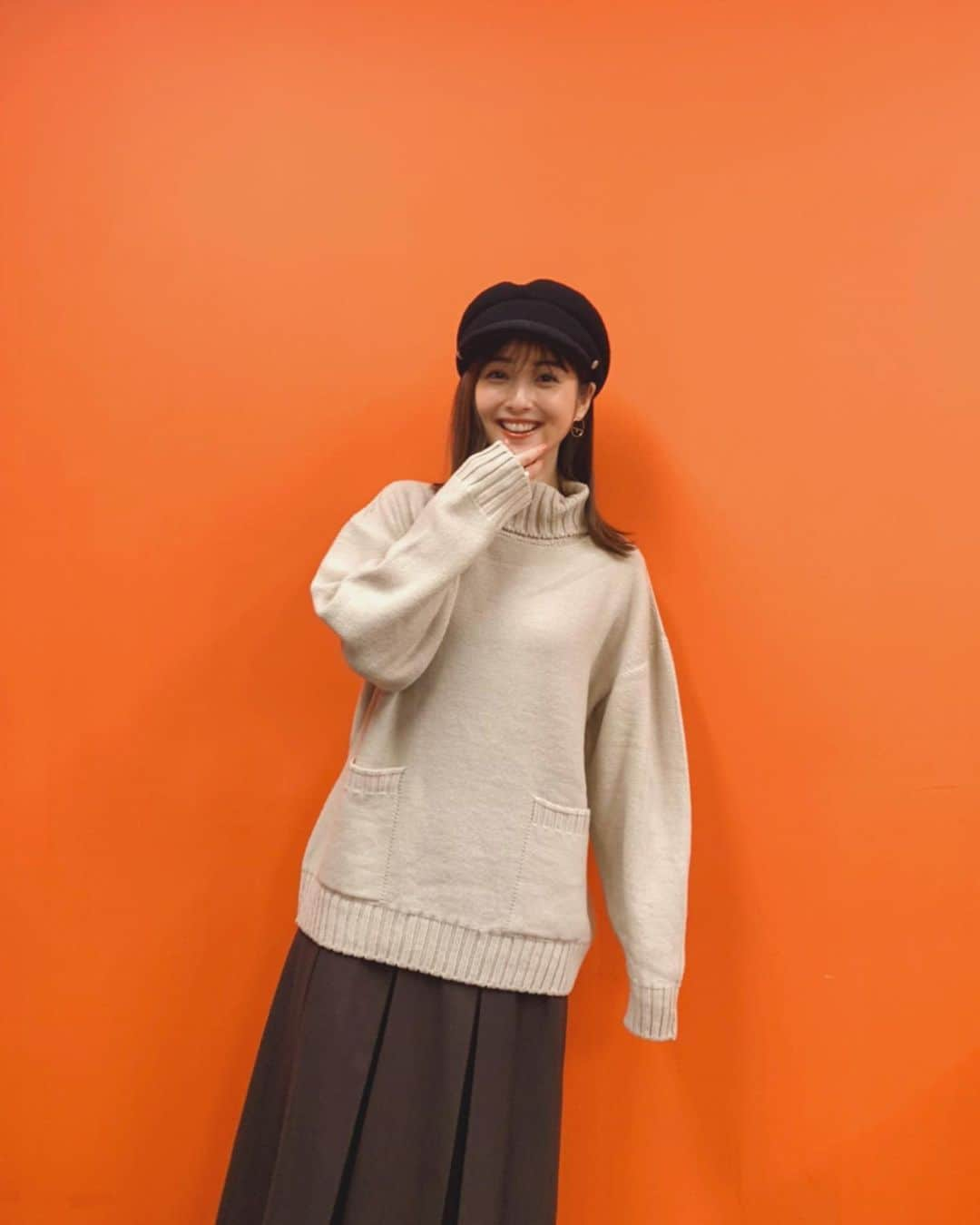 佐々木希さんのインスタグラム写真 - (佐々木希Instagram)「寒いので 今日はニット🧶 柔らかくて、気持ちいいです。 ピアスは、収録の時に輝きが綺麗で 一目惚れで購入したピアスを。  Knit: #iNtimite skirt: #norc  pierce: #PRMAL hat: #CA4LA  #のぞみの私服」10月19日 18時34分 - nozomisasaki_official