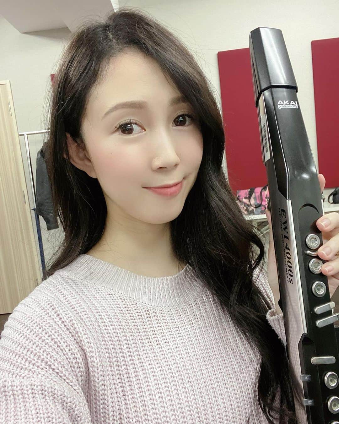 のインスタグラム：「秋だし少し前に中学生の頃ぶりくらいに黒髪にしたんだけど、親にすら気付いてもらえない寂しさ。笑 今日明日はEWI定期レッスンの日です♫ . #トート音楽院 #ewi #akaiprofessional #黒髪 #黒髪ロング #雨 #秋ヘア」