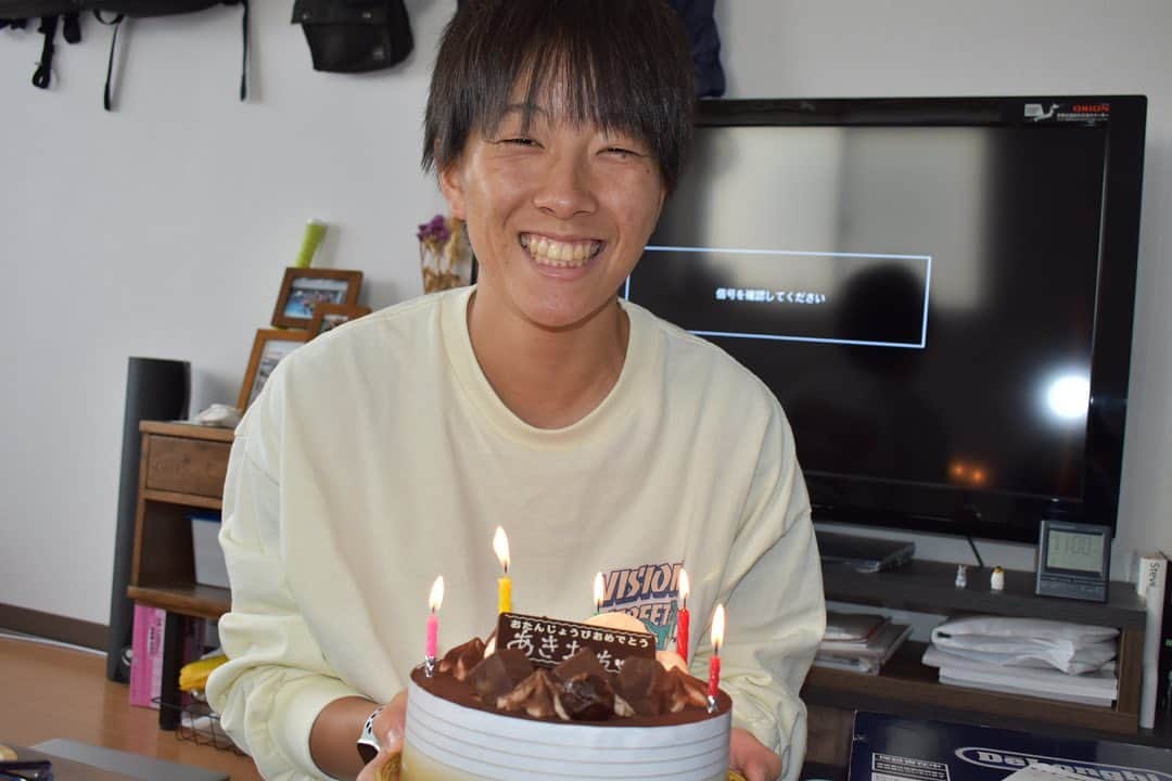 田中秋桜のインスタグラム：「同期のみなさんお祝いありがとうございました🎂🙇🏻 誕生日プレゼント使いこなせるように頑張ります☕️ そしてケーキで胃袋の衰えを感じたお昼でした🙄 . . . (背景とか色々汚いけどあんまり気にしないでください🥰笑)」