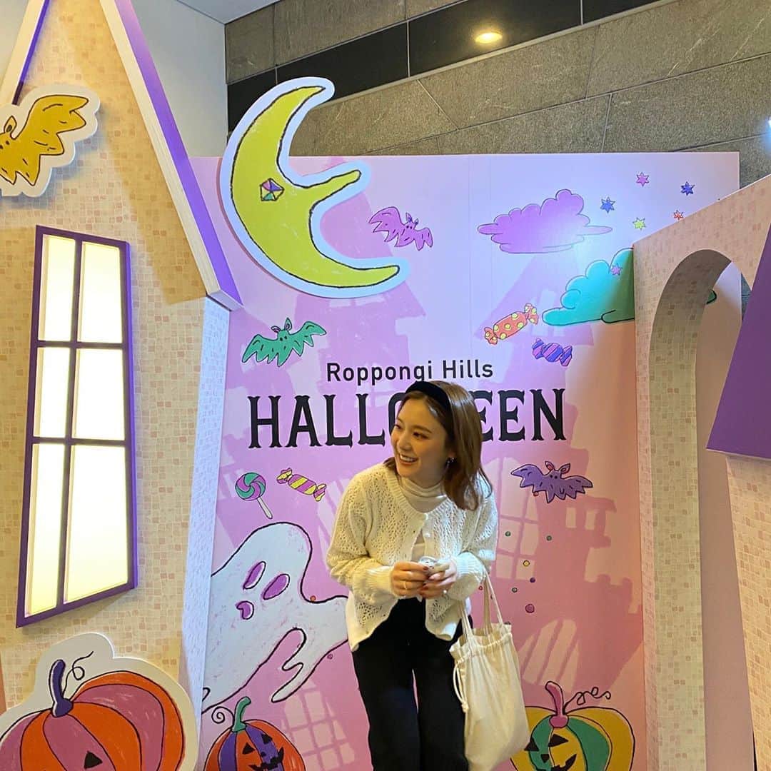 ひよんのインスタグラム：「🎃🍬🧛‍♀️ ㅤㅤㅤㅤㅤㅤㅤㅤㅤㅤㅤㅤㅤ 今年初めてハロウィンを感じた👻💜 ㅤㅤㅤㅤㅤㅤㅤㅤㅤㅤㅤㅤㅤ お洋服は @9unq.official の #ふんわり編みカーディガン の中に #レイヤード最適シースルートップス を合わせたよ🥳👖 少し寒かった😂🥶☃️笑 ㅤㅤㅤㅤㅤㅤㅤㅤㅤㅤㅤㅤㅤ #9unq #fashion #ootd #coordinate #halloween #꾸안꾸 #오오티디 #코디 #패션 #희영 #クアンク #ひよん #ハロウィン #ファッション」