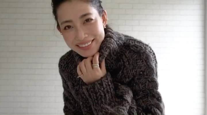 JUNNAのインスタグラム：「@etretokyo @etretokyo_store   今週発売の新作  お気に入りのニットアップ🧶  タートルネックケーブルニットプルオーバー と サイドケーブルニットパンツ  次回YouTubeの "秋冬メイク"よりちょこっと抜粋🤭  #秋メイク#ニット#秋#冬#冬コーデ #ヘアカラー #ヘアスタイル#ヘア#ヘアケア#メイク#リップ#アディクション #コスメ#スキンケア#ベースメイク#保湿ケア#肌ケア#YouTube#bobbibrown#celvoke#uzu#aesop#ysl#yslbeauty#diormakeup #dior#narscosmetics#loewe」