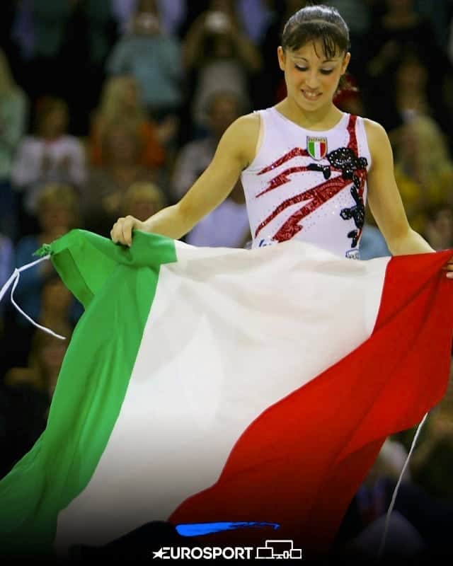 バネッサ・フェラーリのインスタグラム：「Oggi esattamente 14 anni fa 🥇🌏 📆 Una giovane ragazzina, di 16 anni non ancora compiuti, saliva sul tetto del mondo, con il tricolore tra le mani 🇮🇹❤️, scavalcando tutte le superpotenze mondiali, dando così inizio ad una storia che ha appassionato tantissimi...😍  Oggi sono donna con quasi il doppio di quegli anni, ancora in cerca di altre vittorie e del riscatto dopo il flagello degli infortuni...🔥 Più volte mi hanno data per finita anche poco dopo quella storica vittoria, del mondiale 2006, perché iniziai ad avere gravi problemi.  Da allora però ho sempre lavorato a testa bassa e il mio palmares ha sempre  continuato a lievitare...😁  Per la cronaca sono super in forma e ne vedremo delle belle... 🙊🤞😉❤️🇮🇹  #vanessaferrari #gymnastics #ginnasticaartistica #italiateam #world #champion #worldchampion #tb #Storia #history #sport」