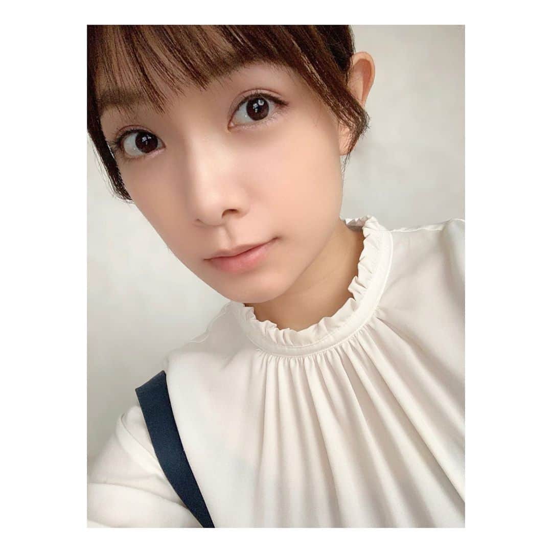 のインスタグラム：「. 今日はびっくりするほど寒いですね…😣 風邪ひかないように暖かくしてください🍲♨️  先日打ち合わせに行ってきました。 新しいことを始めるのはやっぱり少し怖い気持ちもありますが、もちろんそれ以上に楽しみな気持ちもたくさん☀️ ドキドキ…。 早くお伝えしたいです😊  ———————————————  外岡えりか2021年カレンダー 発売記念イベント  11月1日（日）13：00～ ブックファースト新宿店  #2021カレンダー #カレンダーイベント  ———————————————」