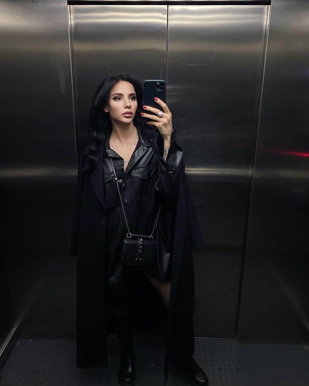 のインスタグラム：「Законы жизни предельно просты. Но понятны лишь тем, кто однажды толкался со дна🖤  Стоит совершить миллион ошибок, чтобы понять, что истина где-то рядом. Стоит однажды вырваться и вдохнуть, чтобы понять, что как прежде не надо!🕊  Улыбаться чаще, затмевая проблемы. Танцевать, когда покидают силы. И любить без корыстных мотивов!💔  Что же с опытом прошлого? А опыт — это вакцина, без которой вам выжить вряд ли...🔥  1,2,3 ? Вроде так все пишут 😂」
