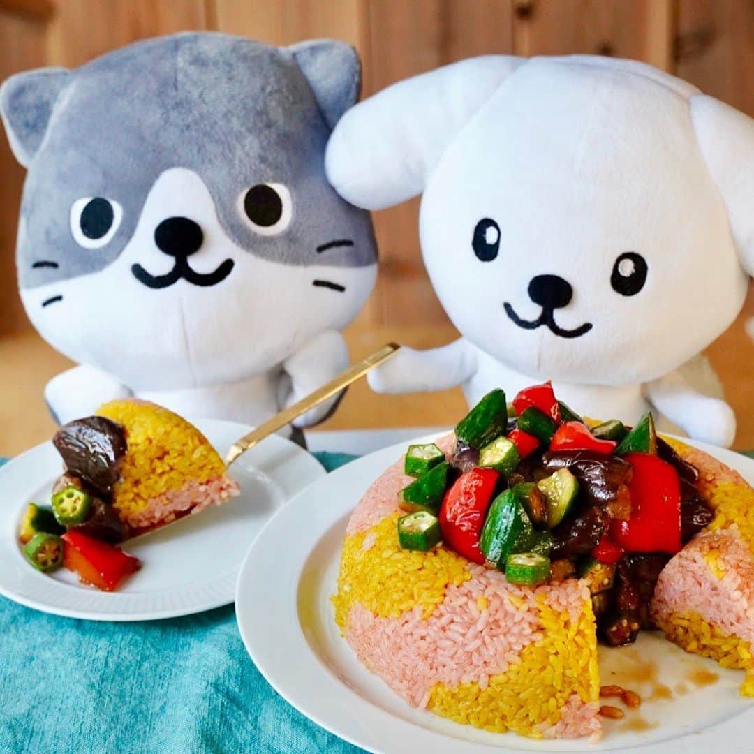 ダスキン ダス犬【公式】のインスタグラム：「【ダス犬とつくろ♪ヘルシー料理】 お祝いやイベントメニューにオススメ！ とってもかわいヘルシーお寿司ケーキ♪  ●寿司ケーキ  18cmリングケーキ型1台分  (酢飯2種) 白米 2合 A カレー粉　大さじ3/4  B トマトペースト 20g  C 酢 各大さじ2  塩 各小さじ1/2  メープルシロップ 各大さじ1  (野菜マリネ) D ナス 2本  パプリカ 1/2個  きゅうり 1本 塩 小さじ1/2  オクラ 2本  オリーブオイル 大さじ3  (調味料) E レモン汁 大さじ1  酢 大さじ1/2  醤油 大さじ1  にんにく 1片  わさび お好みで  1.炊いた白米を二等分して、AとBをそれぞれ加える。さらにCの調味料をそれぞれに加えよく混ぜ合わせて2種の酢飯を作る。型に交互に入れていき、上からラップをして押さえる。  2.Dを作る。ボウルに乱切りにしたきゅうりと塩を和えて水気をきる。フライパンにオリーブオイルをひき、乱切りにしたナスとパプリカを弱火で焼き、粗熱を取ってボウルに加える。茹でたオクラも小口切りにして加える。Dの調味料を加えてよく和える。落としラップをして冷蔵庫で1時間ほど味をなじませる。 3.酢飯をお皿に乗せ型から外す。真ん中のくぼみの部分に野菜マリネを盛り付ける。  ＊MEMO＊ 変わり種の寿司ケーキはちょっと特別な日にオススメです。 型に薄くオリーブオイルを塗っておくと酢飯が外しやすくなります。  レシピ監修 @iina_veganfoodcreator」
