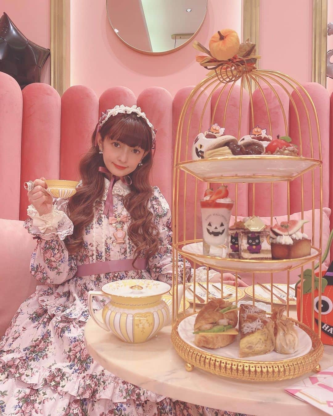 青木美沙子さんのインスタグラム写真 - (青木美沙子Instagram)「@salon_de_louis2  さんのアフタヌーンティーに行きました💓 ずっと気になっていたカフェ🍰 ピンクな世界で可愛かった💓 ロリータともあうね💓」10月19日 18時39分 - misakoaoki