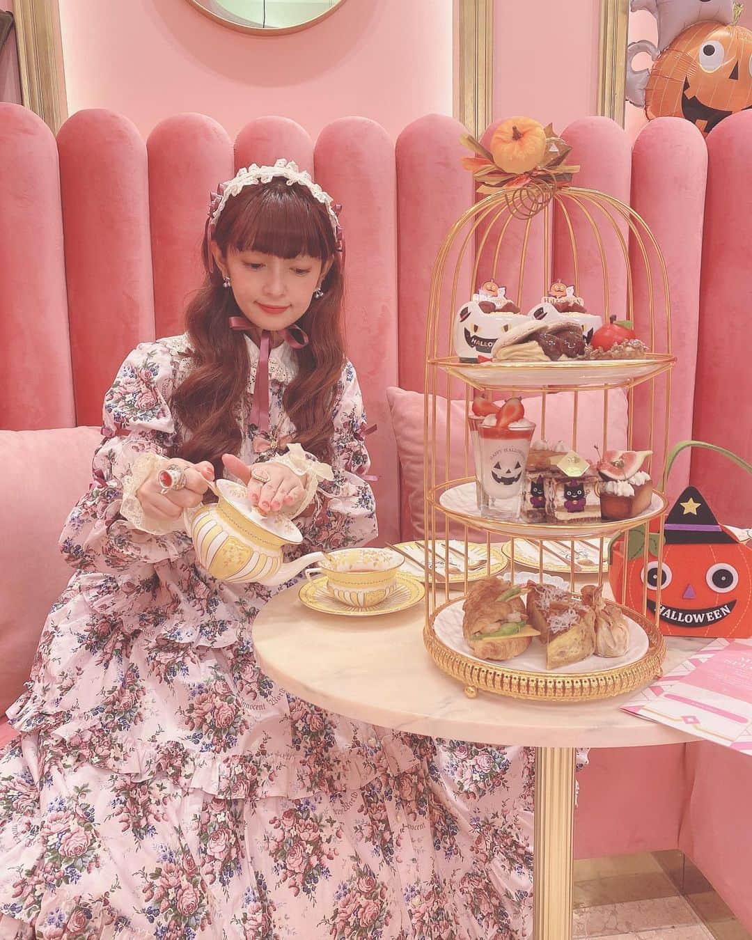 青木美沙子さんのインスタグラム写真 - (青木美沙子Instagram)「@salon_de_louis2  さんのアフタヌーンティーに行きました💓 ずっと気になっていたカフェ🍰 ピンクな世界で可愛かった💓 ロリータともあうね💓」10月19日 18時39分 - misakoaoki