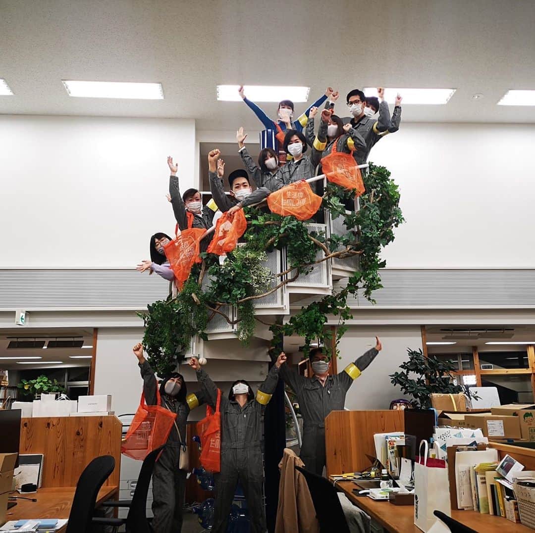 のインスタグラム：「【「生活のたのしみ展」気分↑↑】 ただいまオンラインで開催中の  #デリな生活のたのしみ展 @seikatsu_no_tanoshimi_ten 。 もしもリアルで開催されていたら‥‥ きっと社内総出で、つなぎやエプロンで お迎えしていたんだろうな、と思い、 何人かで着ちゃいました！  「今日の送料無料」「今日の産直」など、 その日ならではのものがあったり、 「たのしみ展TV」として朝ヨガをしていたり。 10月30日まで開催しているので、 @seikatsu_no_tanoshimi_ten のプロフィールリンクから 何度でものぞいてくださいね。 https://seikatsunotanoshimi.1101.com/2020_autumn/ 歴代のなつかしい集合写真もあわせてどうぞ！  #生活のたのしみ展 #DELIな生活のたのしみ展 #つなぎはたのしみ展のユニフォームです #イベント時は中に着込んでもこもこでした #お買いもの用のオレンジバッグもなつかしい #ほぼ日 #ほぼ日ストア #ほぼ日刊イトイ新聞 #お買いもの」