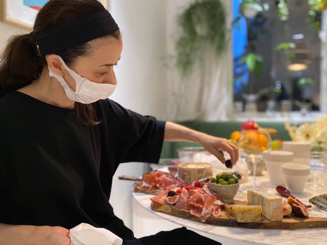 のインスタグラム：「チーズボードの盛り付け。 チーズ多種に加え、生ハムやサラミ、そしてイチヂクとベリー。」