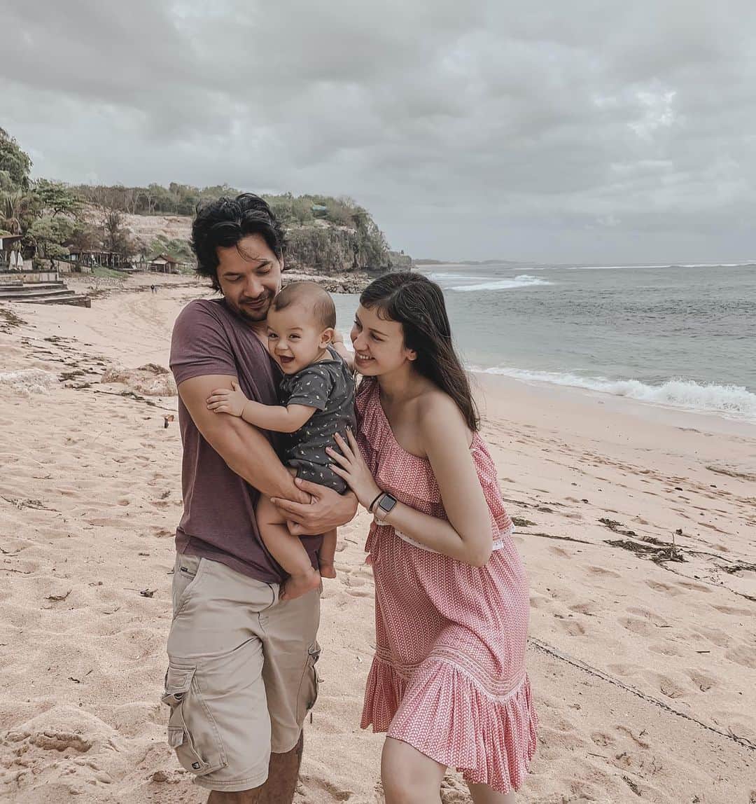 Kimberly Ryderのインスタグラム：「❓Banyak bangeeet yg nanya “anaknya masih menyusui nga?” Ok aku cerita ya. 🍼Alhamdulillah aku bisa mengASIhi Rayden dari lahir secara exclusive (tanpa bantuan sufor / MPASI dini) dan directly (bukan hasil pompa). Rayden pun sebagai anak laki2 (dan bongsor) minumnya banyak bener... Tp sedihnya Rayden harus stop menyusui di umur 6 bulan. Saat itu aku udah tau aku mau masuk trimester ke2 dan semuanya lancar2 aja sampai akhirnya aku pendarahan. 🩸Akhirnya kami cek ke dokter dan katanya karena aku menyusui, itu menyebabkan kontraksi yg akhirnya membuat aku mengalami sedikit pendarahan. (Tapi jangan salah, bnyk ibu2 hamil yang masih menyusui dan baik2 aja. Semua tergantung masing2 orang. Dan jangan pikirin kata2 “ASImu udah nga baik lagi buat bayimu karena udah berubah gara2 hamil”. Aku percaya ASI tetap lebih sehat daripada sufor manapun. Dan bnyk ibu2 ‘tandem nursing’ (menyusui dua anak beda usia). Google it. That said, tidak mengurangi kehebatan emak2 yang memang tidak mengASIhi untuk alasan apapun.) 😭Akhirnya Rayden jadi anak sufor di usia 6 bulan kurang beberapa hari dan kami langsung memulai MPASI (MPsufor!). Aku sempet nangis sih disuruh stop ASI sama dokter, Rayden ngerengek beberapa hari minta, udah gitu sakitnya ‘mastitis’ seminggu bengkak nga boleh ASI atau pompa... Aku harus bedrest total (bener2 nga dibolehin @edward_akbar keluar tempat tidur dan gendong2 Rayden lagi karena udh 8kg+) tapi karena aku kadang masih nakal (suka beberes rumah) akhirnya aku pendarahan terus selama 3.5 minggu. ❤️3.5 minggu bener2 diurusin suami tersayang @edward_akbar (sampe dia yg buatin Rayden makanan MPASI nya). Pusingin kita berdua tiap hari... Hebat deh pokoknya suamiku inihhh! Dan kalau dia lagi pergi karena udah mulai reading untuk project barunya, @cynthiakeylovefa yang dateng ngebantuin ngurus Rayden (digendong, diajak main, dimandiin haha). Aku percaya kalau akhirnya aku stop pendarahan karena dibuatin some magic ‘Chinese herbal black chicken soup’ by my friend Yvonne @latelierdepilates_romana yang menghabiskan seharian untuk masak sup ini buatku. Sekali dihabiskan, besoknya stop pendarahan. So, lots of thanks and love buat tiga orang ini! (continued in comments...)👇🏼」