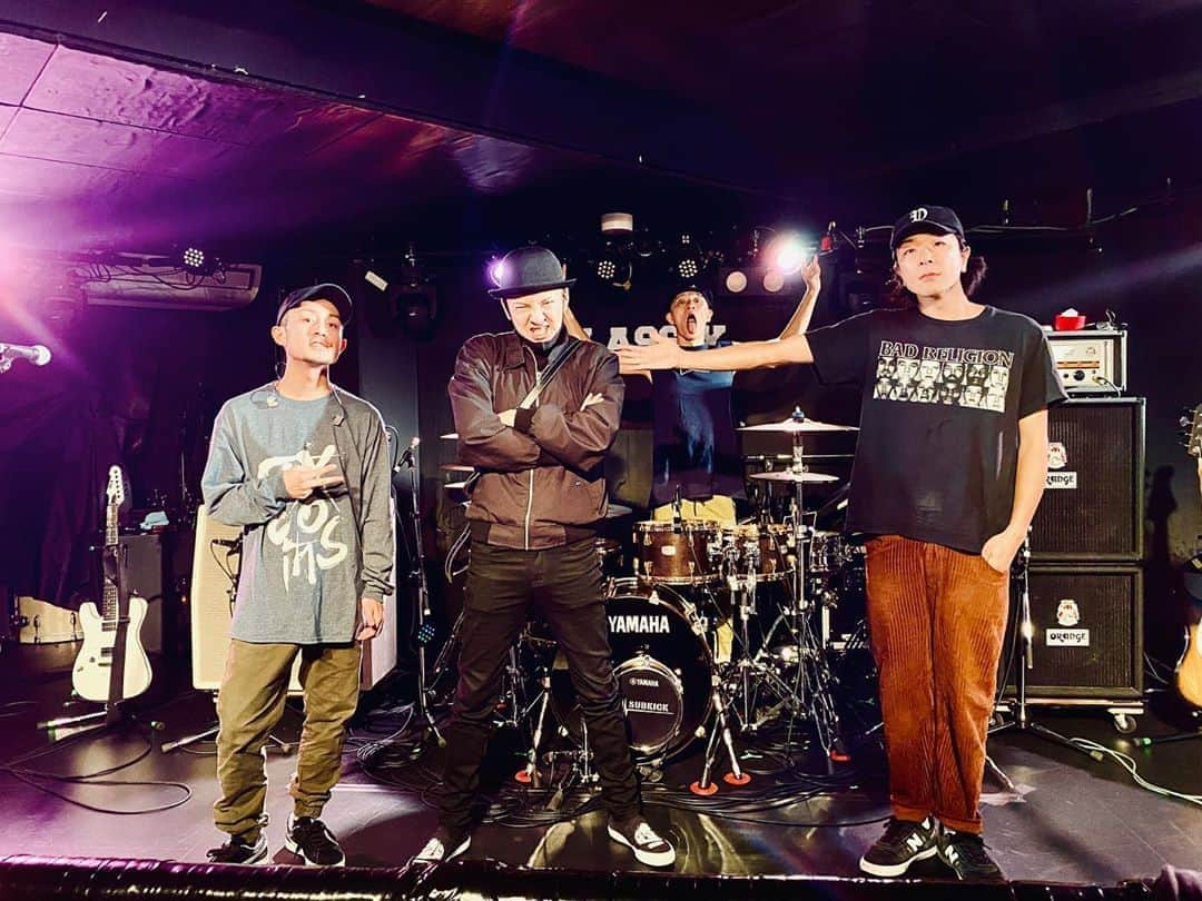 Shun さんのインスタグラム写真 - (Shun Instagram)「J-REXXX @nonstopman1986 と再会！ 今日もリハかっ飛ばしたった！  10/26 ZeppTokyo 「再会」ライブまであと１週間。待ってるぜ👊🏻 (チケット、もうちょっとだけあるっぽいのでお早めに⚠️)  #TOTALFAT #JREXXX #待ち合わせはライブハウスで  #リモートシンガロング大作戦」10月19日 18時45分 - totalfat.shun