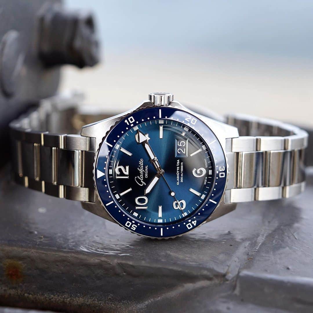 Daily Watchさんのインスタグラム写真 - (Daily WatchInstagram)「The 43,2mm sporty @GlashuetteOriginal SeaQ Panorama Date on stainless steel bracelet with stunning blue dial #DailyWatch #GlashütteOriginal」10月19日 18時45分 - dailywatch