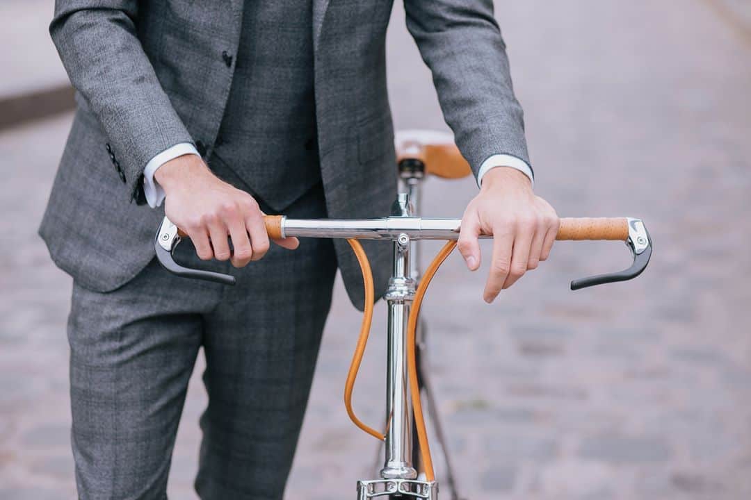 のインスタグラム：「Monday mood.⁣ .⁣ .⁣ 🚲@maison_tamboite_paris⁣ 📸@clementine_sp⁣ .⁣ .⁣ #mondaymood #ootd #lookoftheday #travelresistant #luxurycloth」