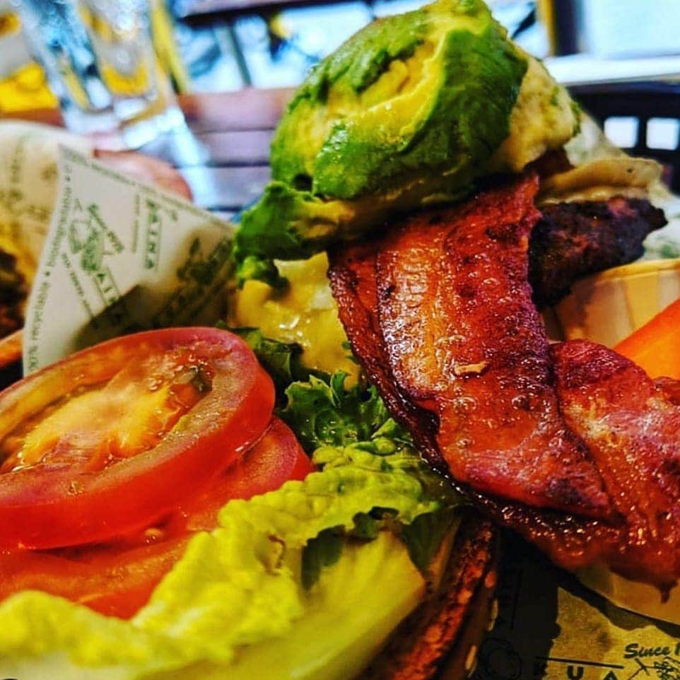 Kua 'Aina UKさんのインスタグラム写真 - (Kua 'Aina UKInstagram)「How do I get this bad boy burger for half price you ask??  COME GET LEI'D at Kua 'Aina and get 50% off your bill.   What more could you want to cure your Monday blues?   We'll see you later 😏😏」10月19日 18時48分 - kuaainauk