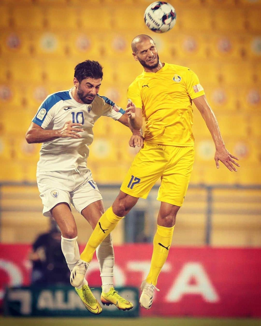 アドレーヌ・グェディウラさんのインスタグラム写真 - (アドレーヌ・グェディウラInstagram)「Celebrate the good victory 🎉 💛💙   @algharafaclub @qsl #panthers #algharafa #elhamdulilah #mashAllah #qatar #doha」10月19日 18時50分 - adleneg17