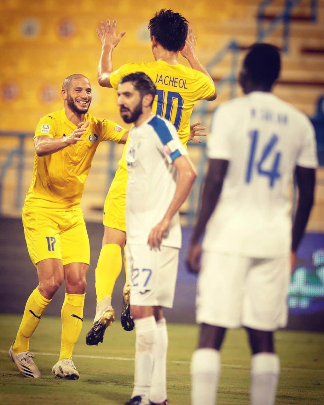 アドレーヌ・グェディウラさんのインスタグラム写真 - (アドレーヌ・グェディウラInstagram)「Celebrate the good victory 🎉 💛💙   @algharafaclub @qsl #panthers #algharafa #elhamdulilah #mashAllah #qatar #doha」10月19日 18時50分 - adleneg17